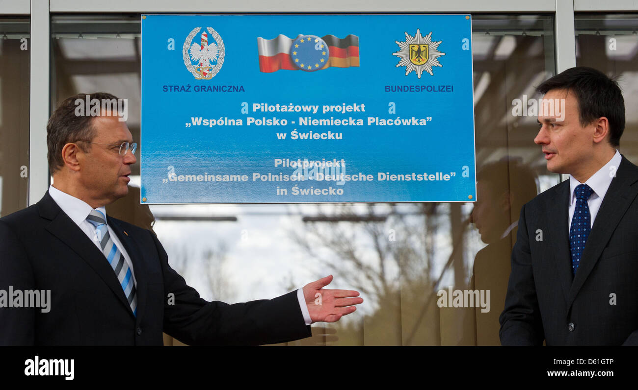 Il Ministro tedesco degli Interni Hans Peter Friedrich (L) e il suo omologo polacco Jacek Cichocki (R) aprire un reparto comune polacca della guardia di frontiera e la polizia tedesca in Swiecko, Polonia, 23 aprile 2012. Successivamente i ministri si sono incontrati a Francoforte (Oder) per parlare di lotta contro la criminalità transfrontaliera. Foto: PATRICK PLEUL Foto Stock