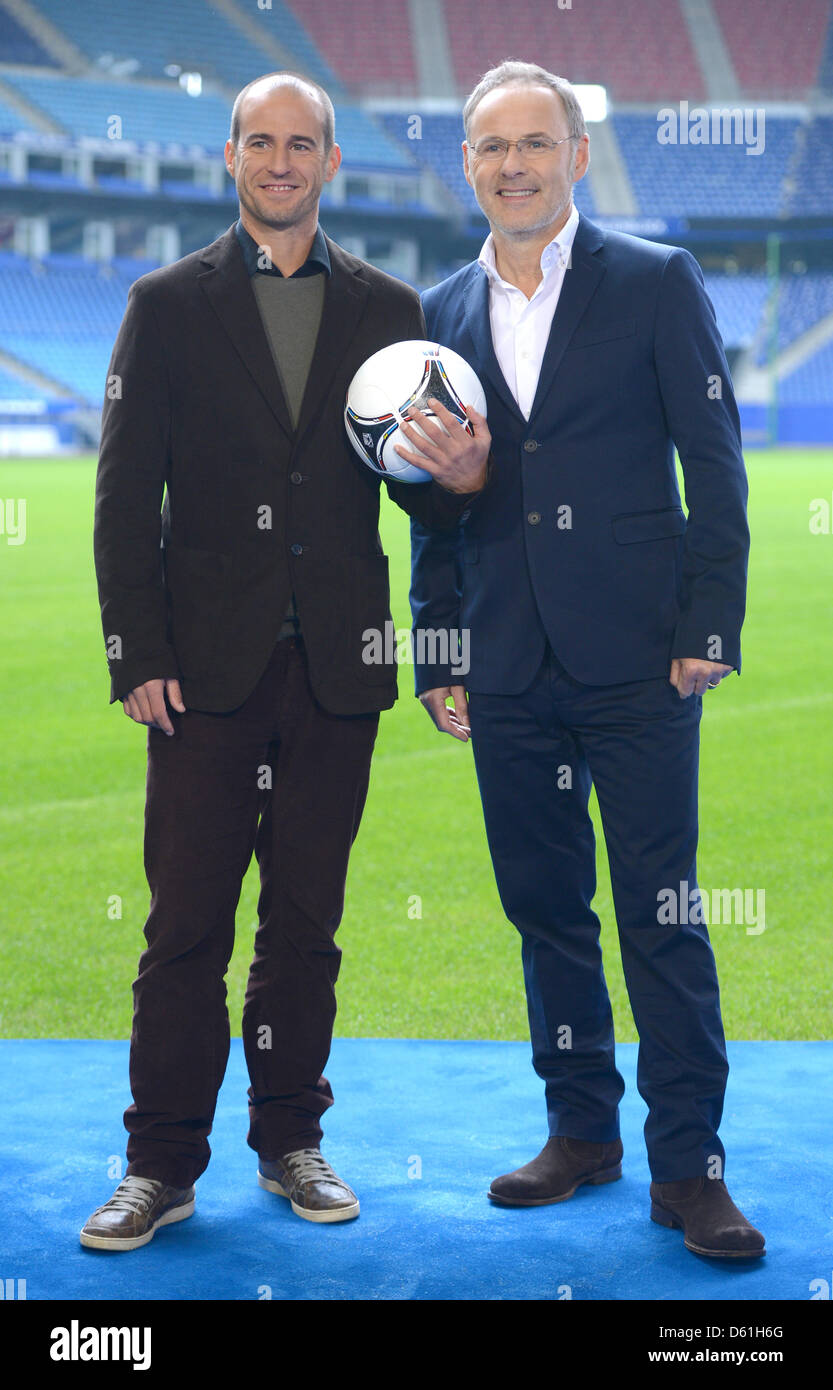 ARD esperto di calcio di Mehmet SCHOLL (L) e ARD presenter Reinhold Beckmann partecipare ad una conferenza stampa indetta dal pubblico tedesco stazioni televisive ARD e ZDF sulla trasmissione dei Campionati Europei di Calcio 2012 a Imtech Arena di Amburgo, Germania, 24 aprile 2012. Foto: MARCUS BRANDT Foto Stock