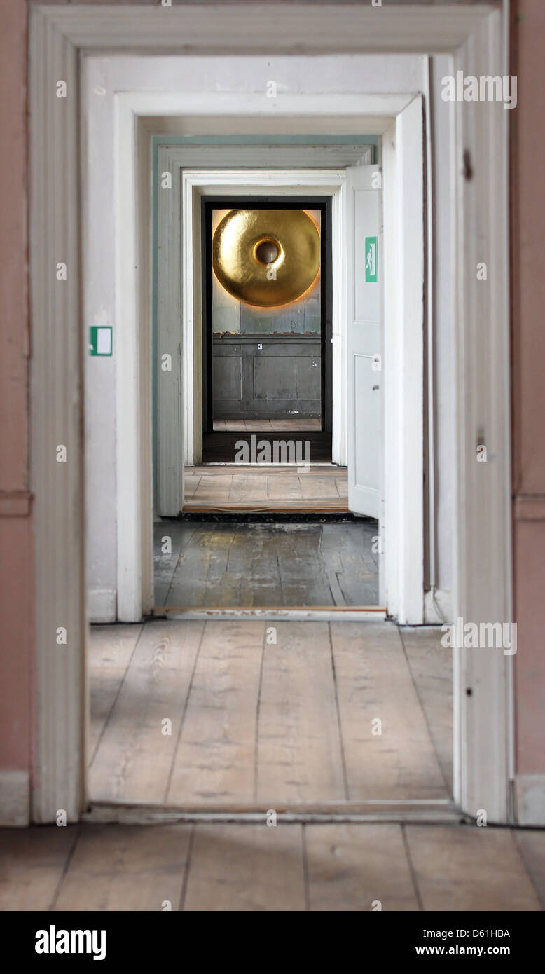 La parete oggetto 'Sun occhio' da Paolo de Vries si blocca in Oranienbaum Palace in Oranienbaum, Germania, 24 aprile 2012. Regina olandese Beatrice sarà aperto un grande design olandese mostra qui con il Presidente tedesco Gauck Mercoledì, 25 aprile 2012. La mostra viene eseguito dal 25 aprile fino al 30 settembre 2012. Foto: JAN WOITAS Foto Stock