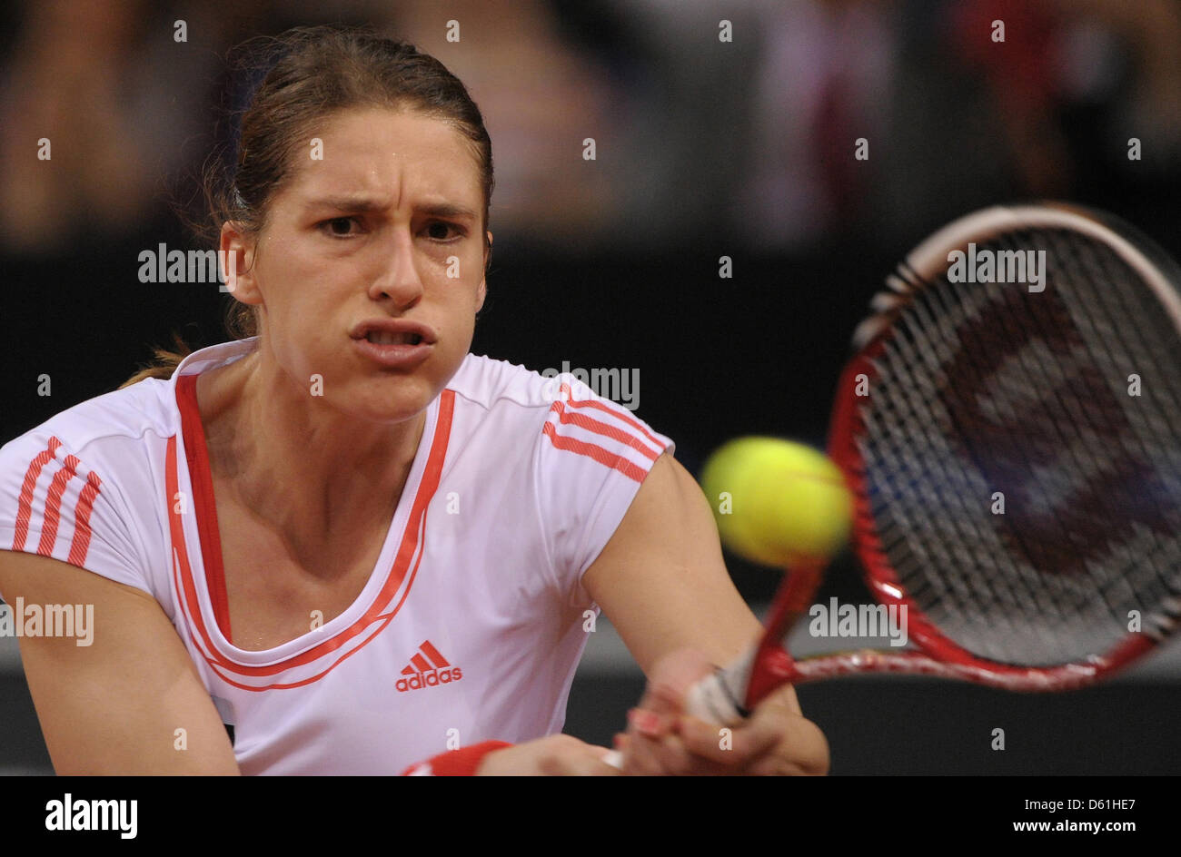 Il tedesco giocatore di tennis Andrea Petkovic colpisce la palla durante la partita contro il Barrois dalla Germania al torneo WTA di Stoccarda, Germania, 24 aprile 2012. Foto: Marijan Murat Foto Stock