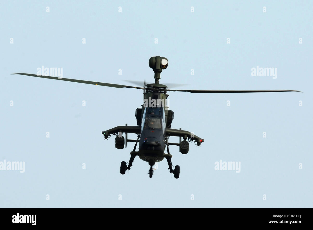 Un Eurocopter Tiger elicottero d'assalto è raffigurato in volo durante una presentazione di sistemi di armi dalla German Federal Defence Force presso la zona di addestramento militare in Putlos, Germania, 25 aprile 2012. I rappresentanti degli Stati membri dell'Organizzazione per la sicurezza e la cooperazione in Europa delle Nazioni unite (OSCE) hanno visitato la presentazione come parte della serie di eventi "militare contatti 201 Foto Stock