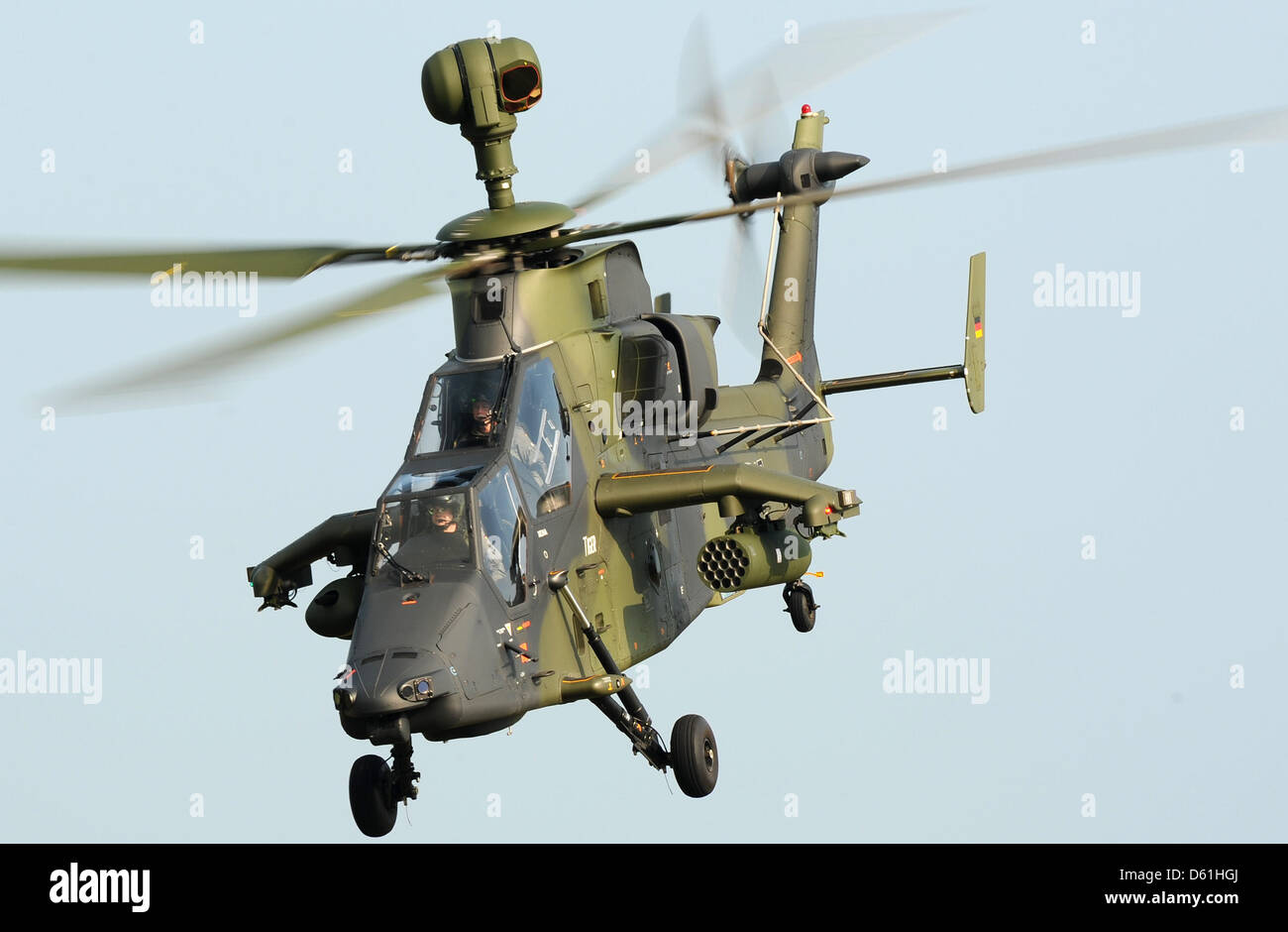 Un Eurocopter Tiger elicottero d'assalto è raffigurato in volo durante una presentazione di sistemi di armi dalla German Federal Defence Force presso la zona di addestramento militare in Putlos, Germania, 25 aprile 2012. I rappresentanti degli Stati membri dell'Organizzazione per la sicurezza e la cooperazione in Europa delle Nazioni unite (OSCE) hanno visitato la presentazione come parte della serie di eventi "militare contatti 201 Foto Stock