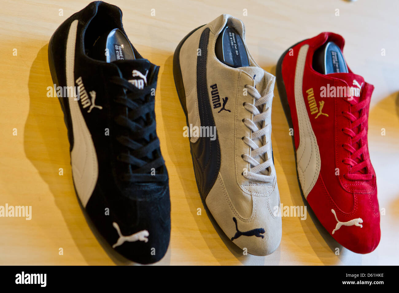 Le scarpe del produttore di abbigliamento sportivo Puma sono visualizzati  in un negozio a Herzogenaurach, Germania, 24 aprile 2012. In 2011, Puma ha  raggiunto i 3 miliardi di euro di fatturato per