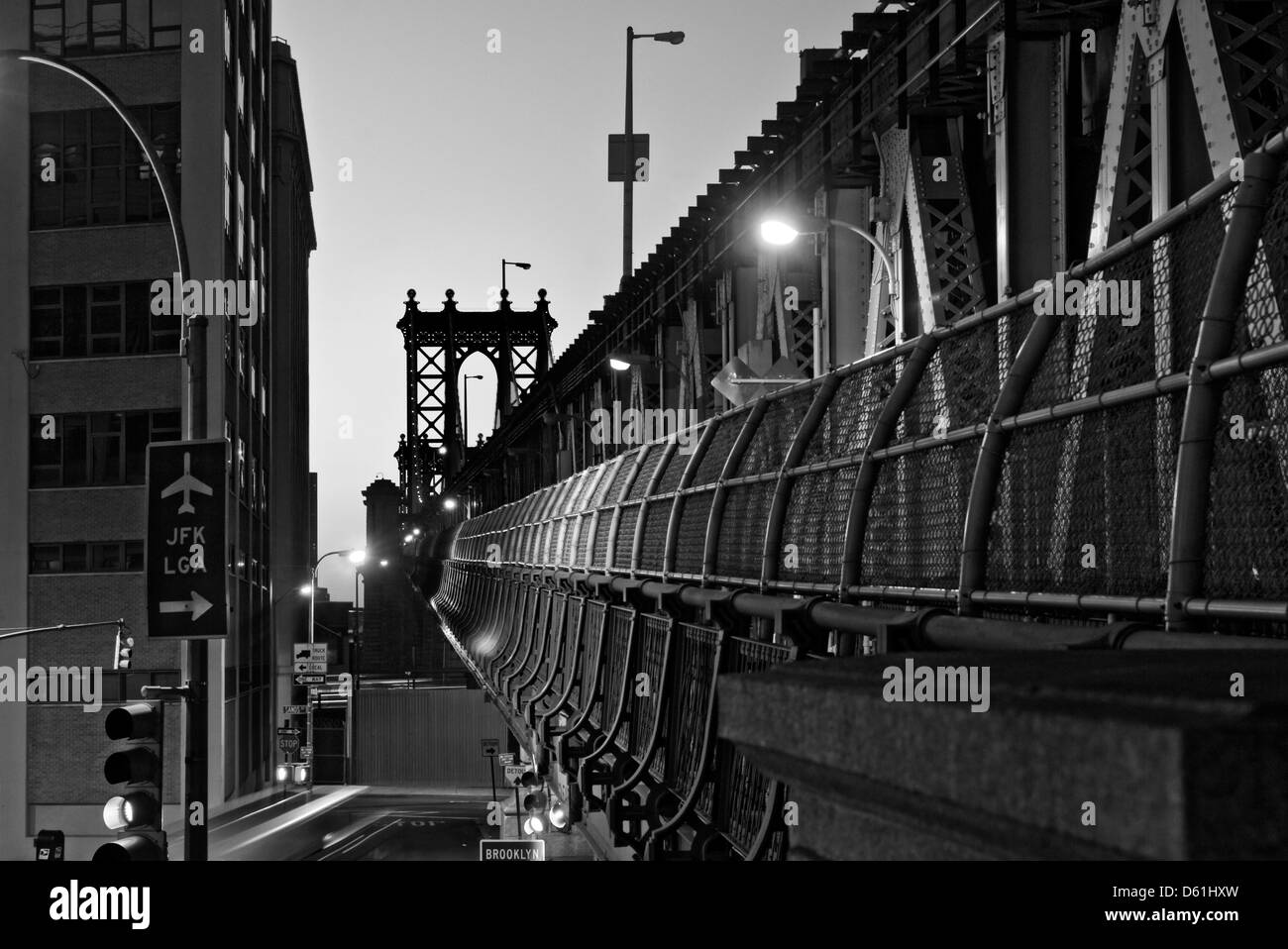 Manhattan Bridge, vista da Brooklyn all'alba, New York, Stati Uniti d'America - immagine presa dal suolo pubblico Foto Stock