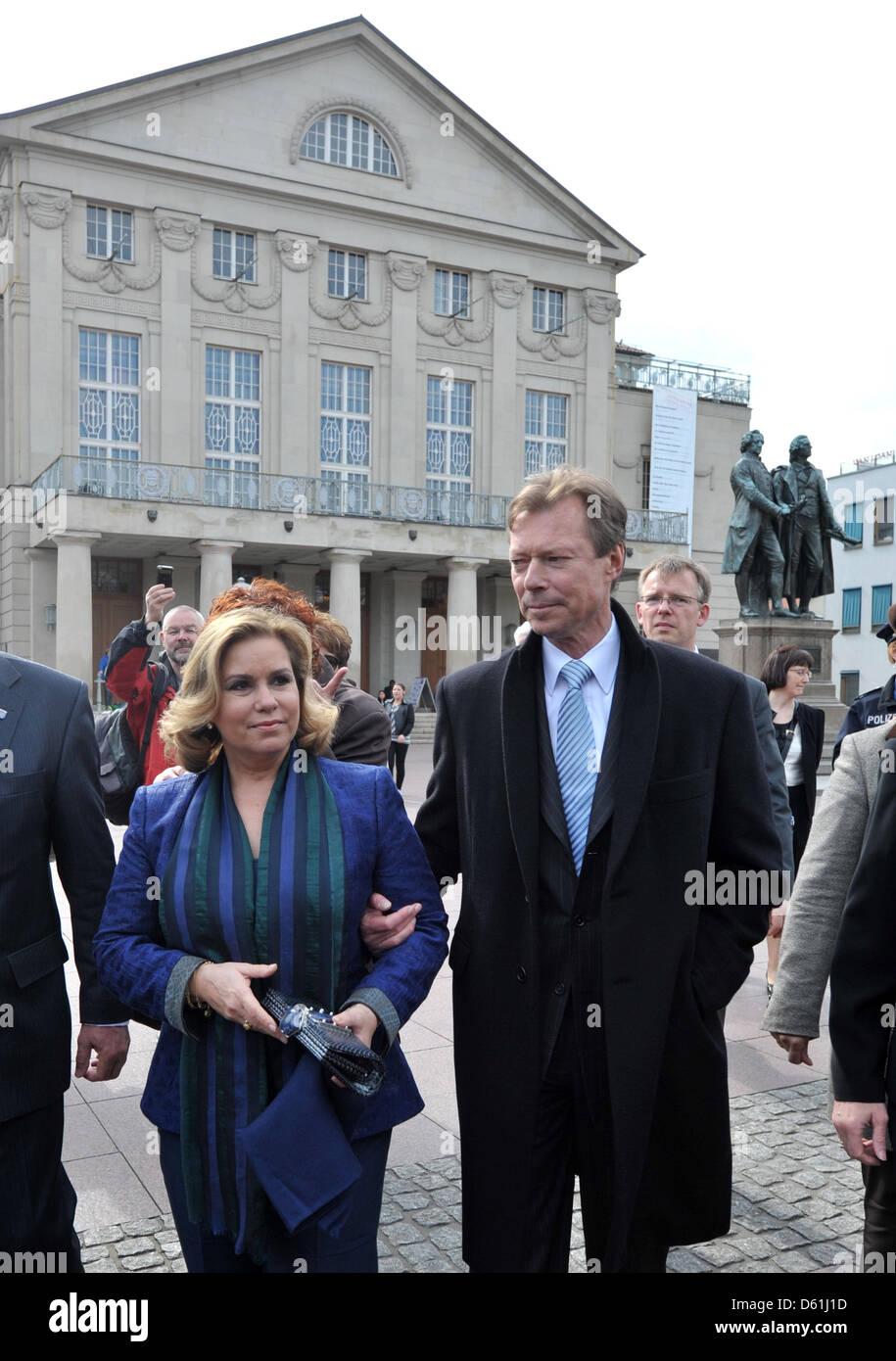 La Granduchessa Maria Teresa e il Granduca Henri di Lussemburgo passeggiata su Theaterplatz con il German National Theatre e il Monumento Goethe-Schiller in background in Weimar, Germania, 25 aprile 2012. Gli ospiti dal Lussemburgo stanno visitando la Turingia come l'ultima posizione della loro visita di stato. Foto: MARTIN SCHUTT Foto Stock