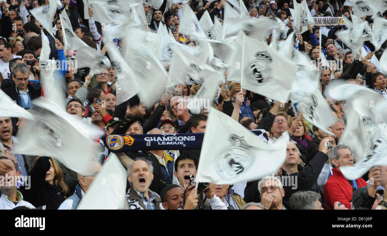 Madrid dei sostenitori di fare il tifo per i supporti durante la Champions League semi finale seconda gamba partita di calcio tra il Real Madrid e FC Bayern Monaco di Baviera al Santiago Bernabeu a Madrid, Spagna, 25 aprile 2012. Foto: Marc Mueller dpa +++(c) dpa - Bildfunk+++ Foto Stock