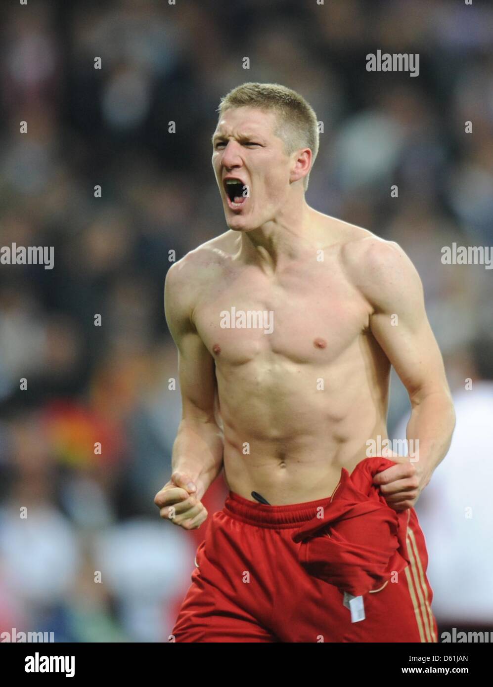 Monaco di Baviera Bastian SCHWEINSTEIGER festeggia dopo la vittoria ai rigori della Champions League semi finale seconda gamba partita di calcio tra il Real Madrid e FC Bayern Monaco di Baviera al Santiago Bernabeu a Madrid, Spagna, 25 aprile 2012. Foto: Marc Mueller dpa (ACHTUNG: Wiederholung mit veränertem Bildausschnitt) +++(c) dpa - Bildfunk+++ Foto Stock