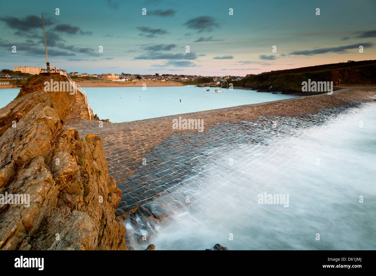 Bude; spiaggia e frangiflutti; Cornovaglia; Regno Unito Foto Stock