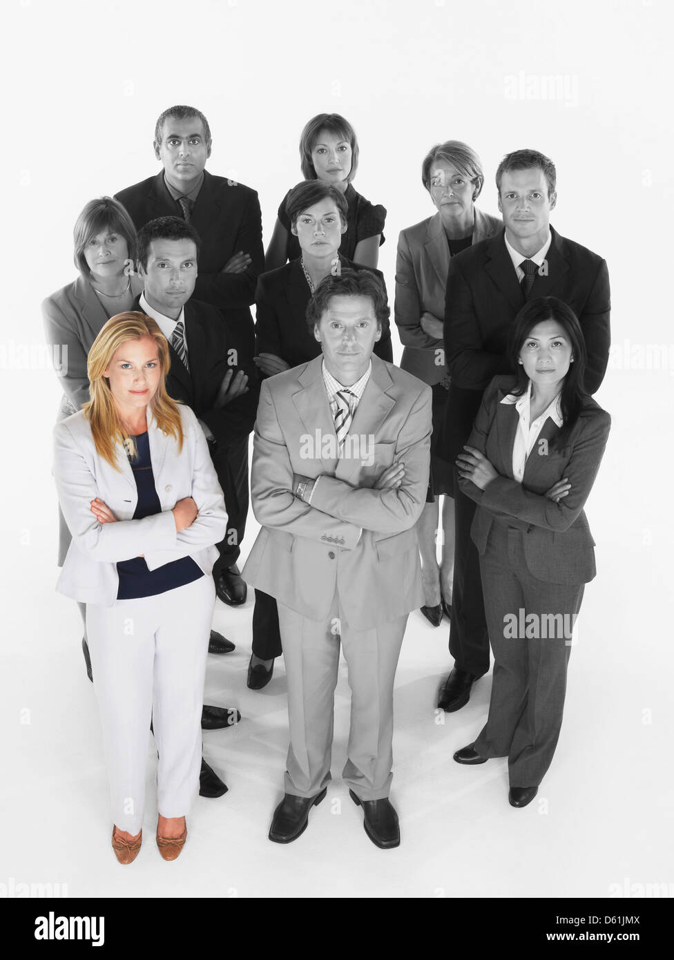 Ritratto di fiducioso team aziendale in piedi con rms attraversato gainst sfondo bianco Foto Stock