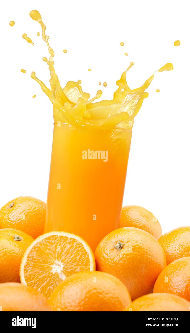 Spruzzi di succo d'arancia con arance contro uno sfondo bianco Foto Stock
