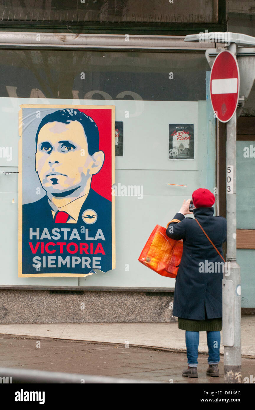 Brighton, Regno Unito. Il 9 aprile 2013. On-Spec: Guerrilla poster di Brighton e Hove Albion FC manager Gus Poyet, basato sul famoso Barack Obama il poster con lo slogan in spagnolo "Hasta La Victoria Siempre', tradotto approssimativamente come "Fino alla Vittoria", che è apparso nella città di questa settimana. Credito: Andrew Hasson / Alamy Live News Foto Stock