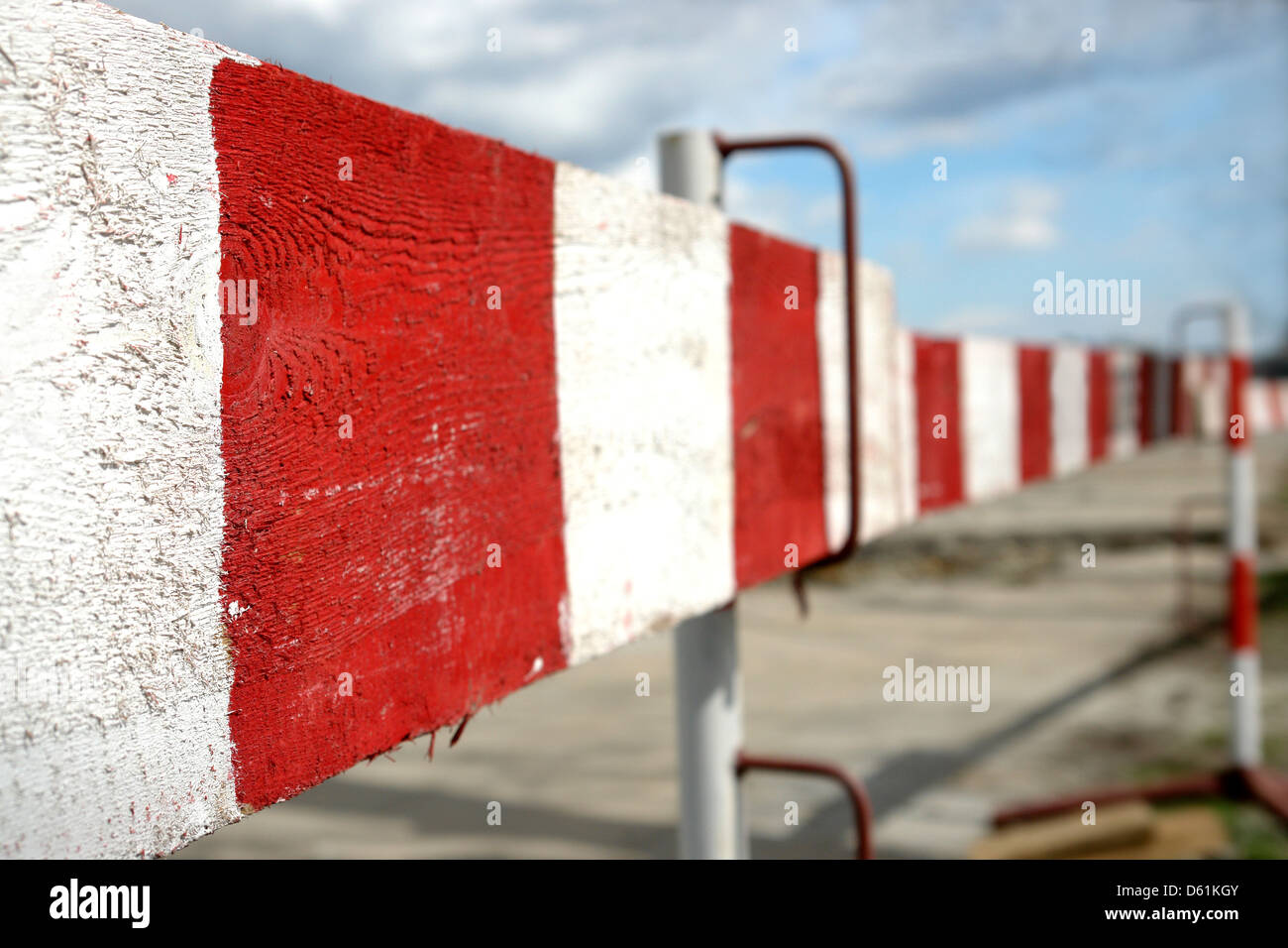 Primo piano del legno a strisce rosse e bianche costruzioni stradali barriere Foto Stock