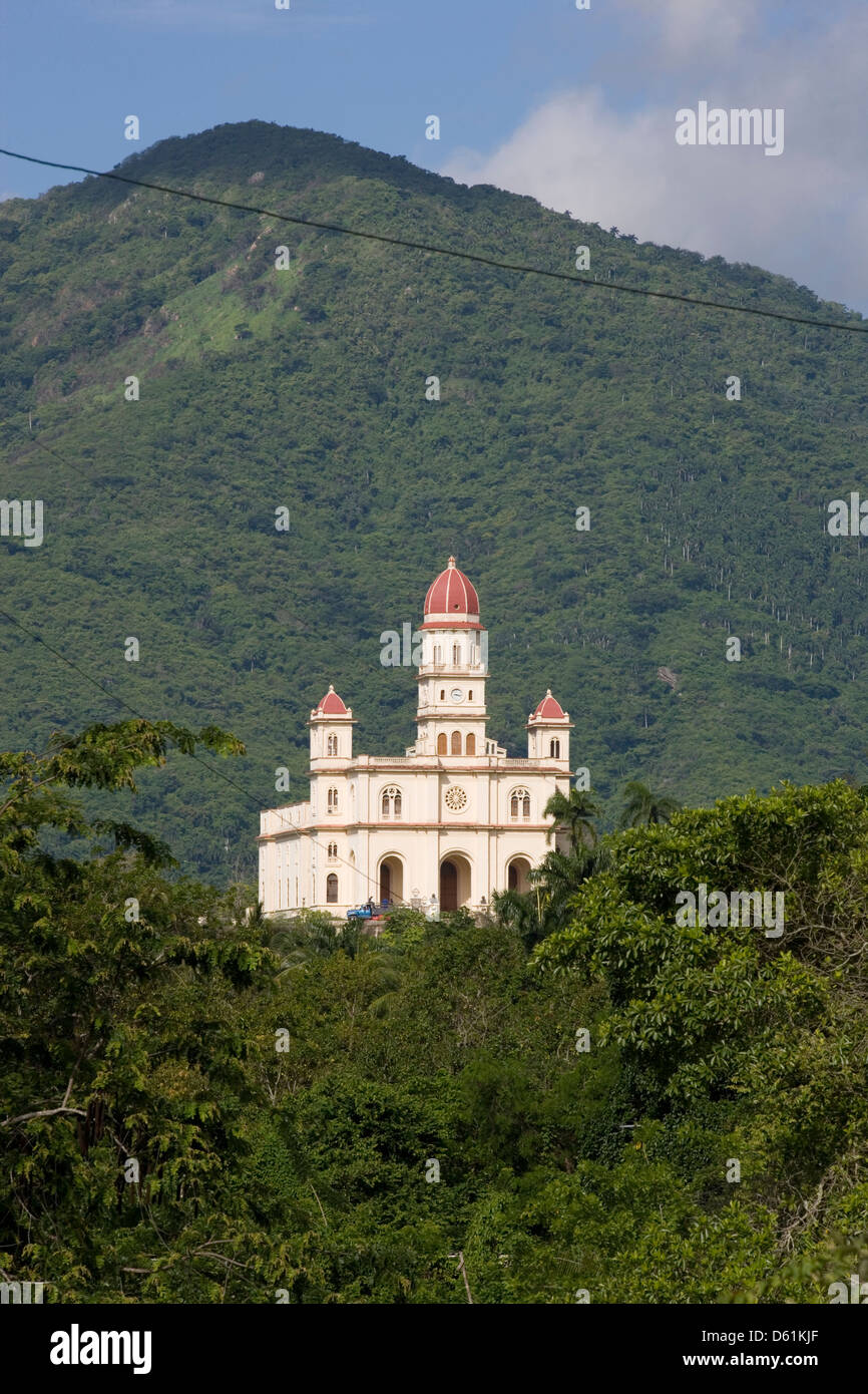 Santiago de Cuba: El Cobre / vista della Basilica de Nuestra Señora de la Caridad del Cobre Foto Stock