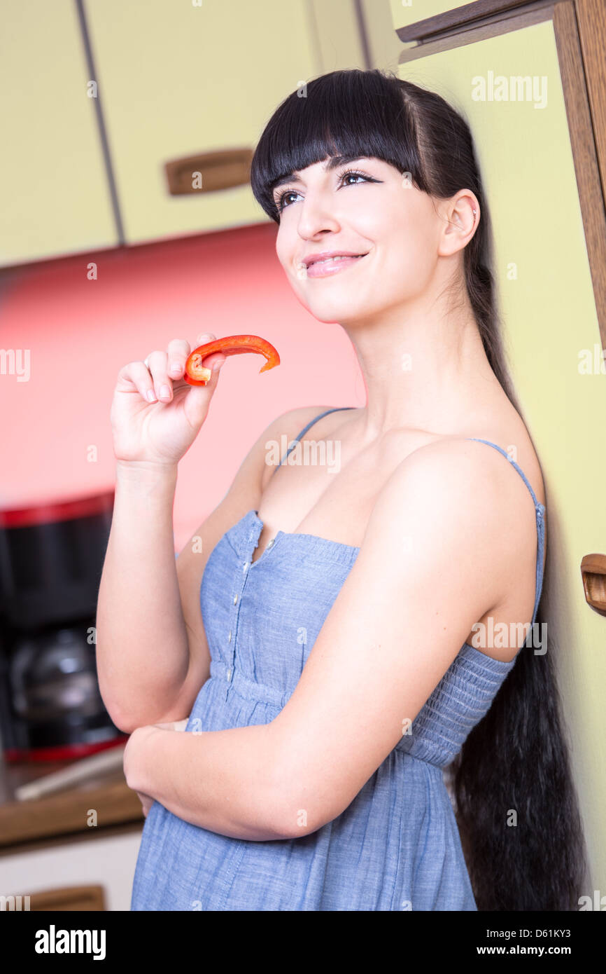 Ritratto di una giovane donna in cucina Foto Stock