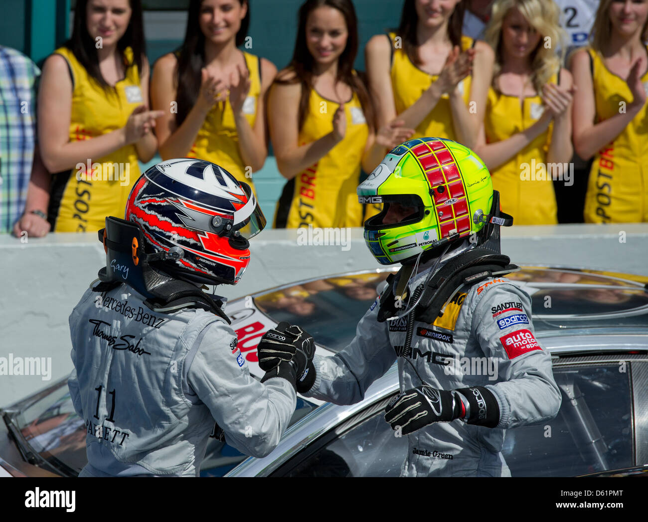 Secondo posto Mercedes race driver Jamie Green (R) si congratula con il British Mercedes gara del pilota Gary Paffett dopo aver vinto la prima gara del German Touring Car Masters (DTM) al circuito di Hockenheim, in Germania, il 29 aprile 2012. Foto: UWE ANSPACH Foto Stock