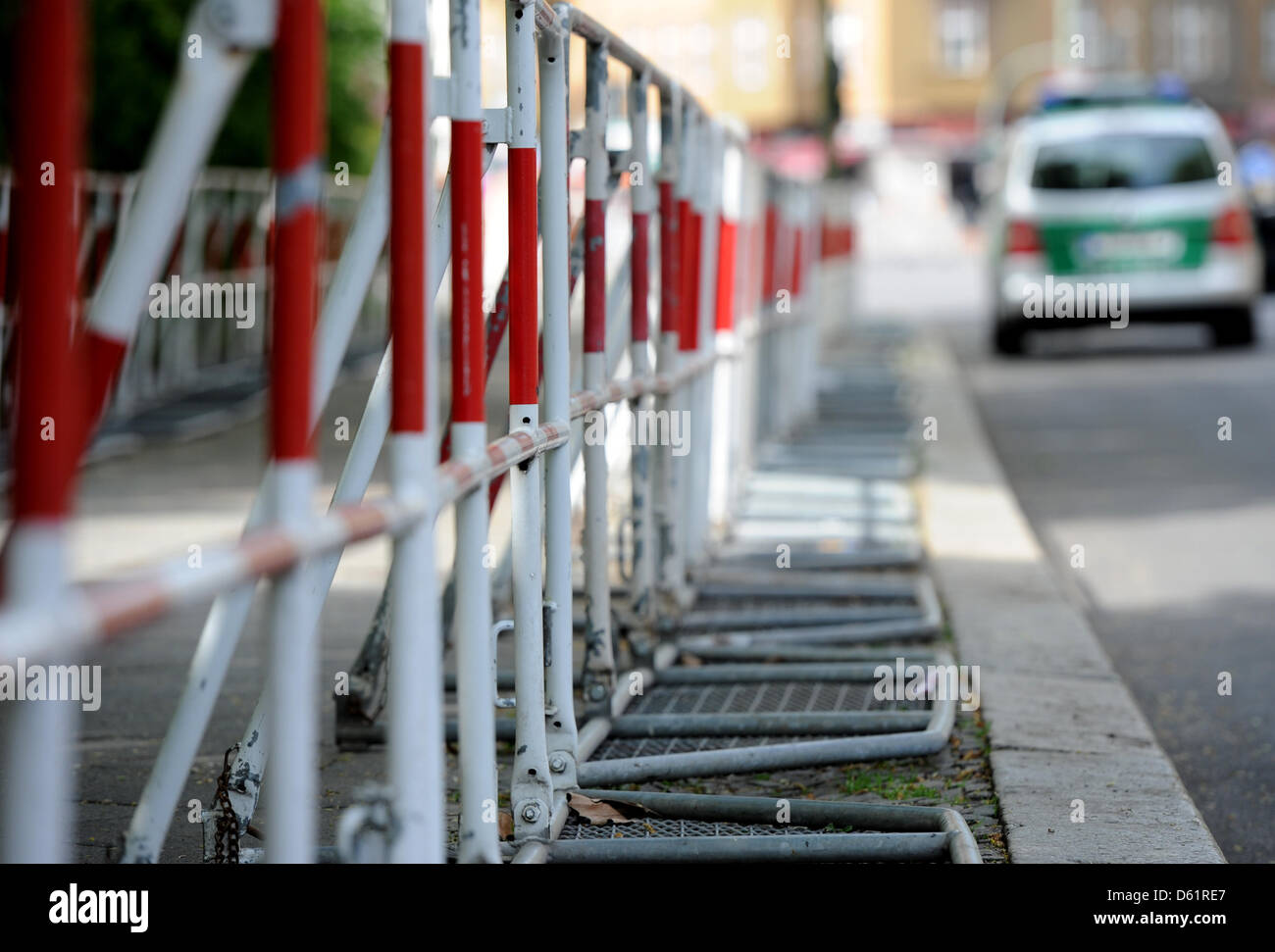 Le barriere sono condizionati dalla polizia in Berlin-Wedding, Germania, 30 aprile 2012. Nella vigilia del Mayday manifestazioni contro la politica in materia di edilizia abitativa e di alta i fitti sono attesi. Foto: Matthias esitano di fronte Foto Stock