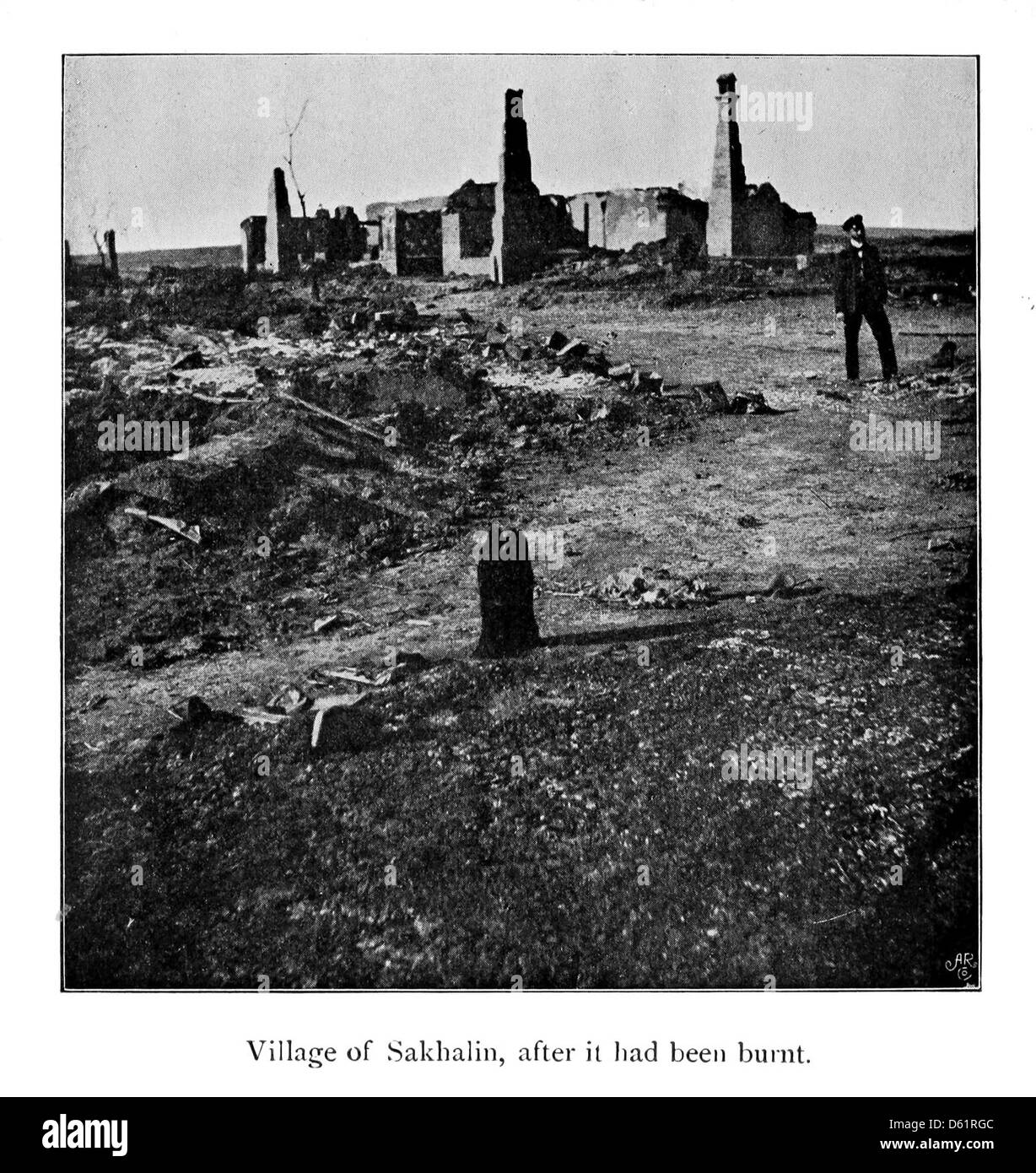 Questa immagine del 1901 è collegata a "Un nastro di ferro", un riferimento storico alla costruzione della ferrovia Transiberiana e alle lotte del villaggio di Sakhalin che fu bruciato durante il suo sviluppo. Foto Stock
