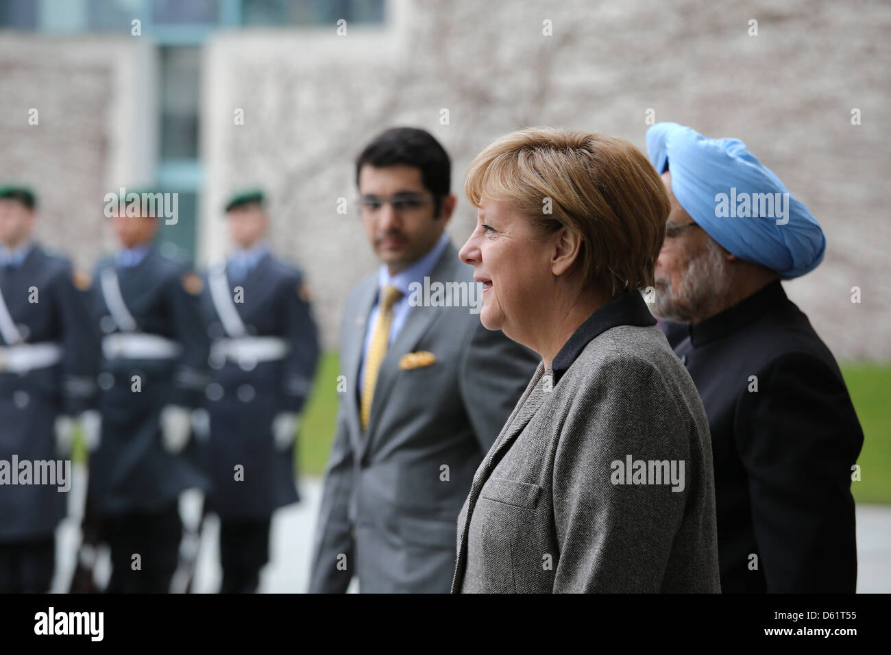 Berlino, 11 aprile 2013. Saluto del Primo Ministro indiano Manmohan Singh con gli onori militari dal Cancelliere tedesco Angela Merkel nel cortile principale della Cancelleria federale a Berlino. Foto Stock