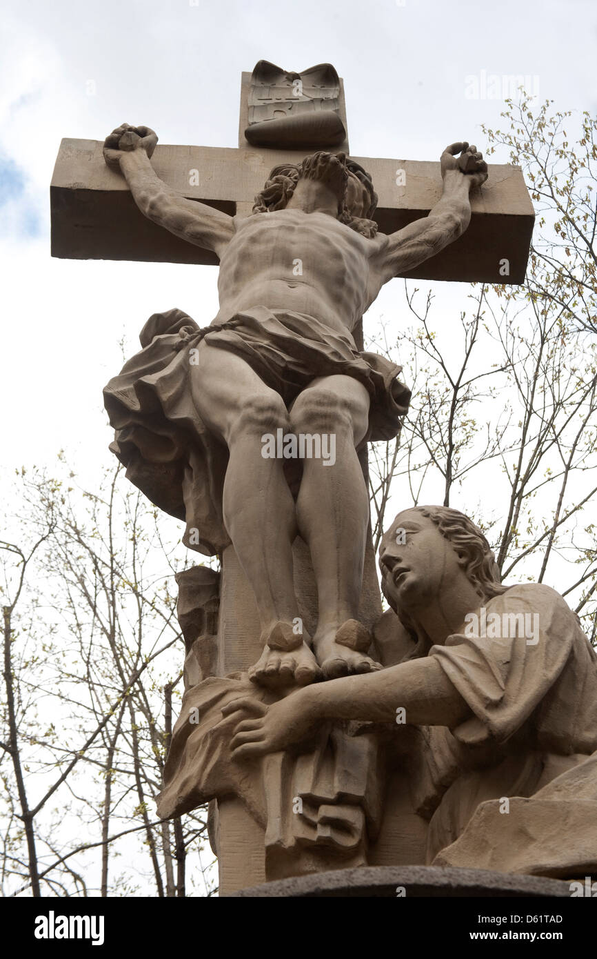 La scultura di Cristo sulla croce lungo la strada pedonale. Città vecchia di Bamberg, Germania, un sito Patrimonio Mondiale dell'UNESCO. Foto Stock