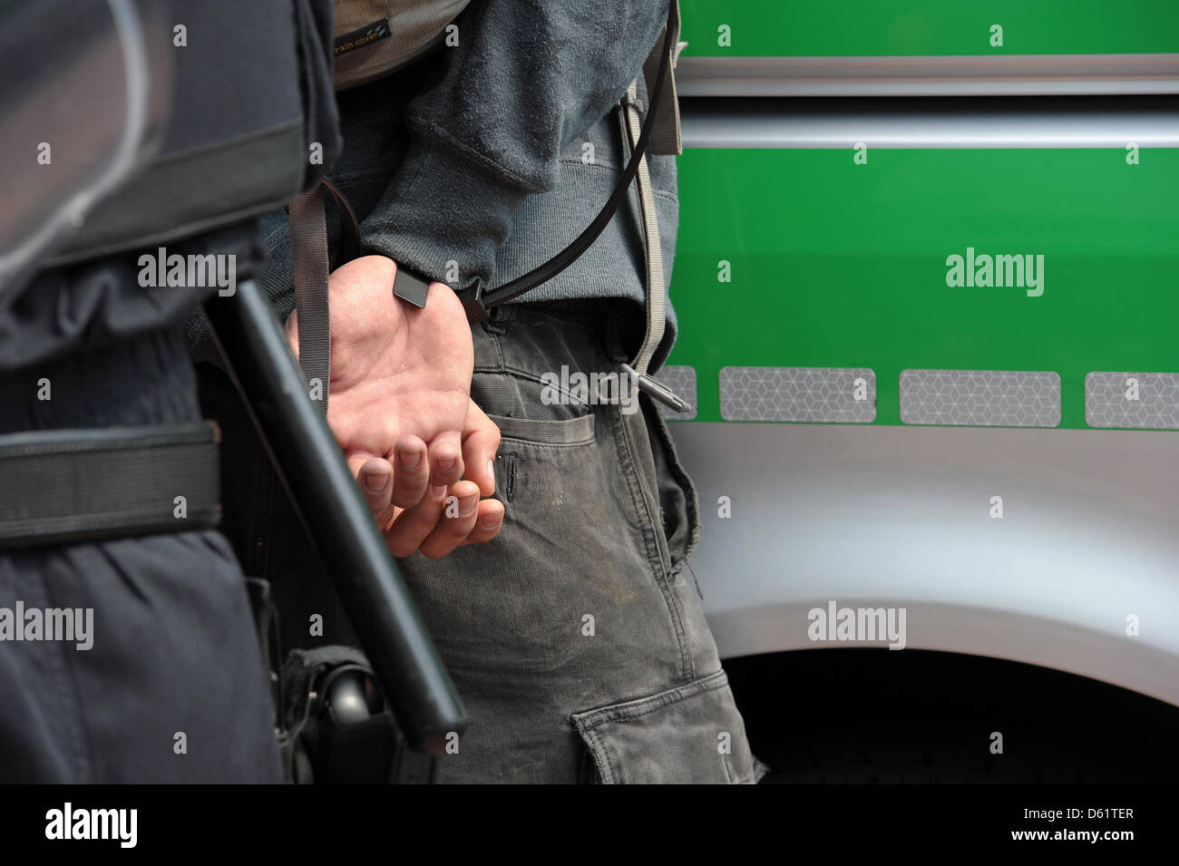 Gli ufficiali di polizia prendere un dimostratore in custodia in Hof, Germania, 01 maggio 2012. Chiese, sindacati e varie citizen iniziative stanno protestando contro una estrema destra protesta estremista in Hof. Foto: DAVID EBENER Foto Stock