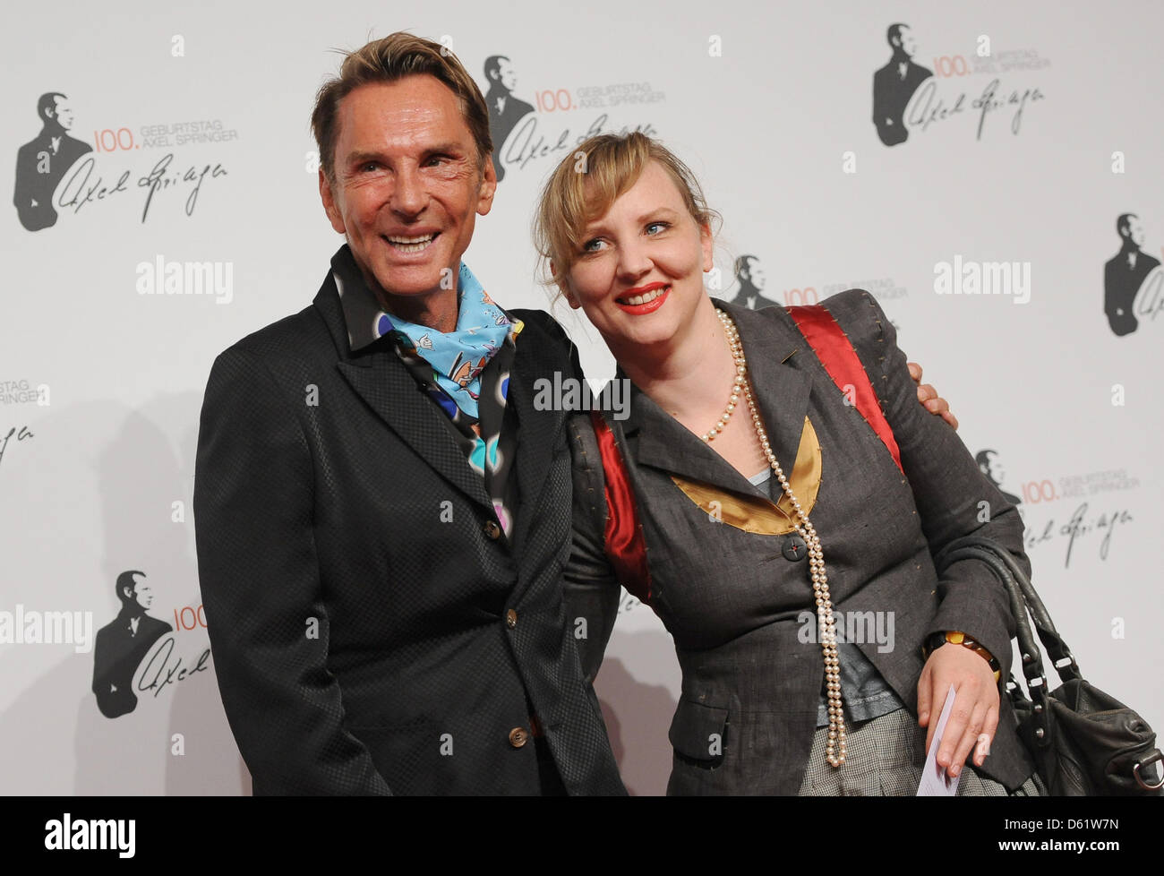 Designer Wolfgang Joop e figlia arrivano fiorentino per la festosa manifestazione all'Axel Springer Building a Berlino, Germania, 02 maggio 2012. La casa editrice e multimedia company Axel Springer AG festeggia il centesimo compleanno del suo fondatore Axel Springer. Foto: Britta Pedersen Foto Stock