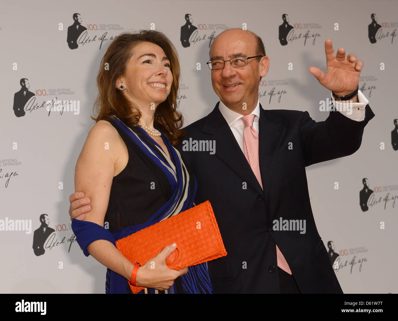 Ambasciatore Italiano in Germania Michele Valensise e sua moglie Elena arrivare per la festosa manifestazione all'Axel Springer Building a Berlino, Germania, 02 maggio 2012. La casa editrice e multimedia company Axel Springer AG festeggia il centesimo compleanno del suo fondatore Axel Springer. Foto: Britta Pedersen Foto Stock