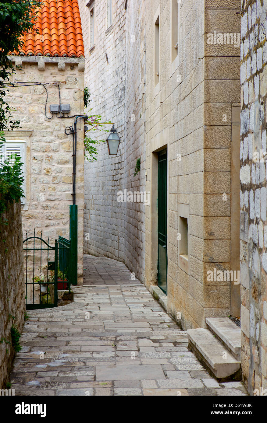 Restringere back street nella città vecchia di Dubrovnik, Croazia, Europa Foto Stock