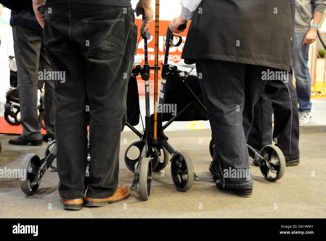 I visitatori con aiuti a camminare a piedi intorno lo spazio espositivo al decimo tedesco Seniors' giorno ad Amburgo, Germania, 03 maggio 2012. Il Presidente tedesco Gauck terrà il discorso di apertura per l'evento di tre giorni con lezioni, una fiera e spettacoli. Foto: ANGELIKA WARMUTH Foto Stock