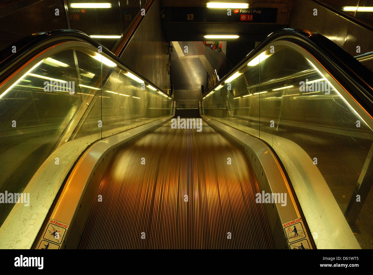Una lunga esposizione immagine delle scale meccaniche di Barcellona la metropolitana. Foto Stock