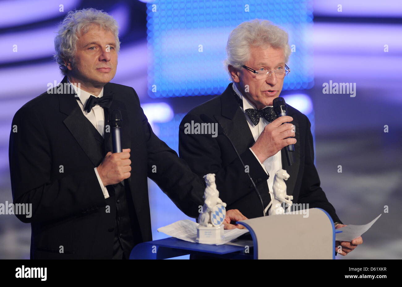 Die Schauspieler Udo Wachtveitl (l) und Miroslav Nemec bedanken sich, als sie am Freitag (04.05.2012) in München (Alta Baviera) bei der Verleihung des Bayerischen Fernsehpreises den 'Blauen Panther' erhalten haben. Nemec und Wachtveitl wurden für Ihre Rollen als Tatort-Kommissare Ivo Batic und Franz Leitmayr mit dem Ehrenpreis ausgezeichnet. Der Bayerische Fernsehpreis in forma einer Foto Stock