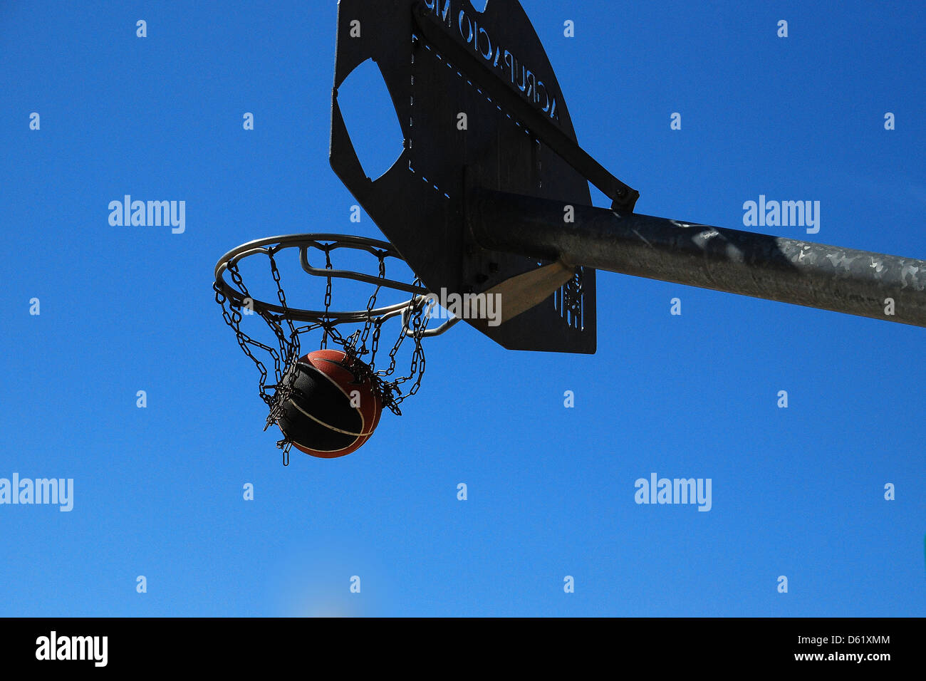 Il basket ball dopo dunk. Foto Stock