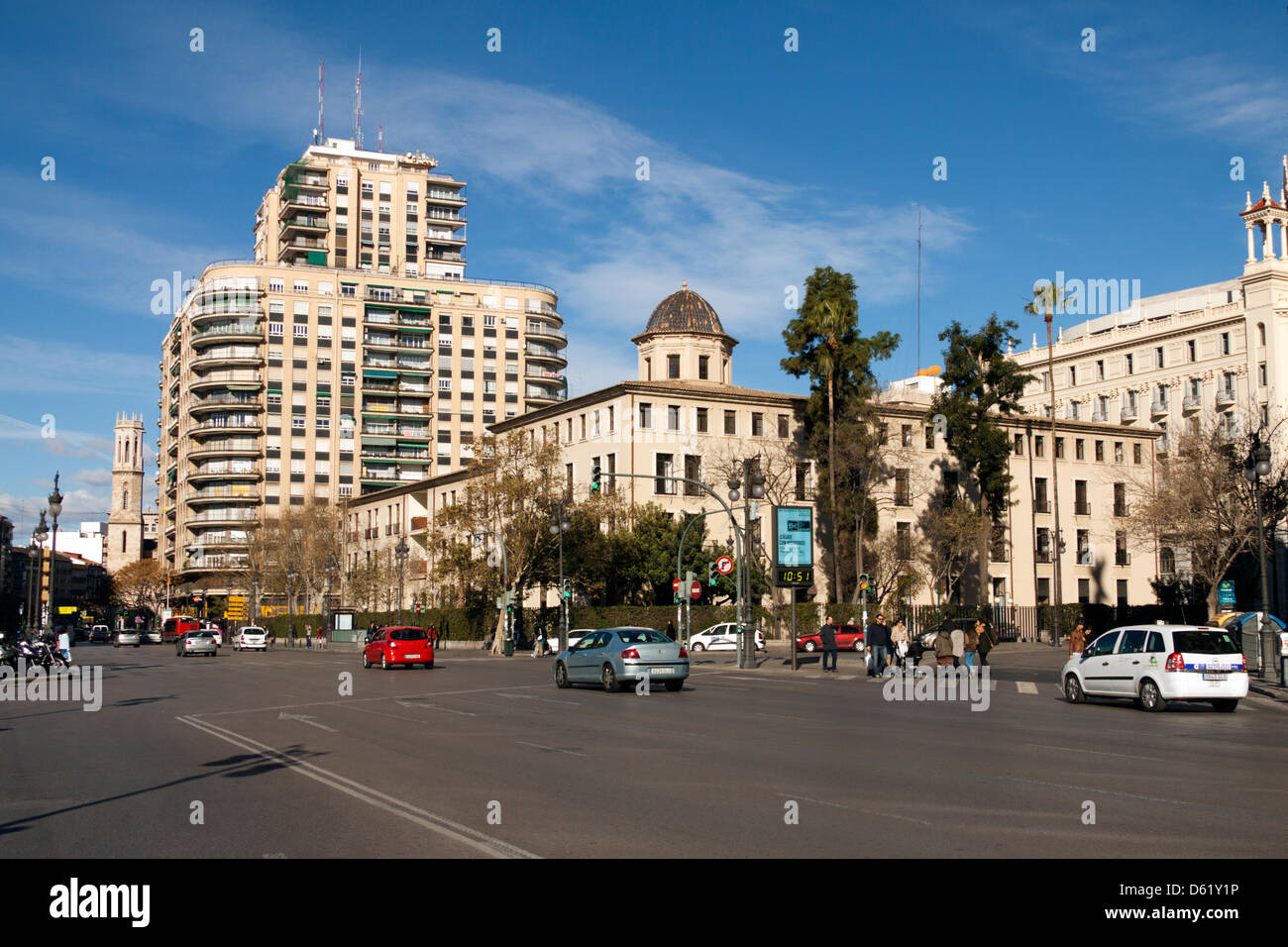 Città di Valencia, Spagna. Strada principale (Xativa) nella parte anteriore del Estacion del Nord (Stazione Ferroviaria Nord) Foto Stock