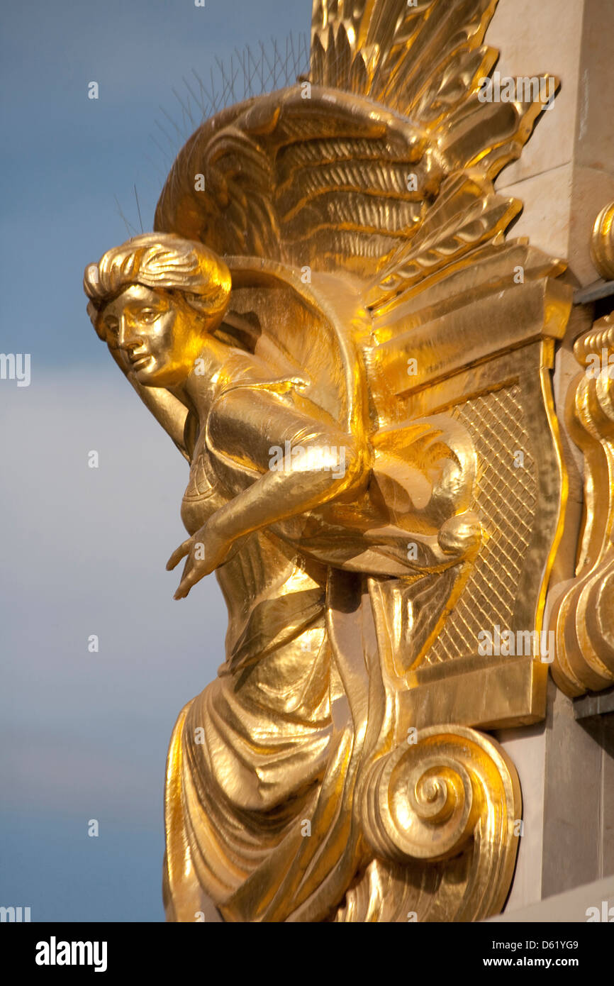 Golden Statue decora il centro cittadino di Commerz Bank a Leipzig, Germania Foto Stock