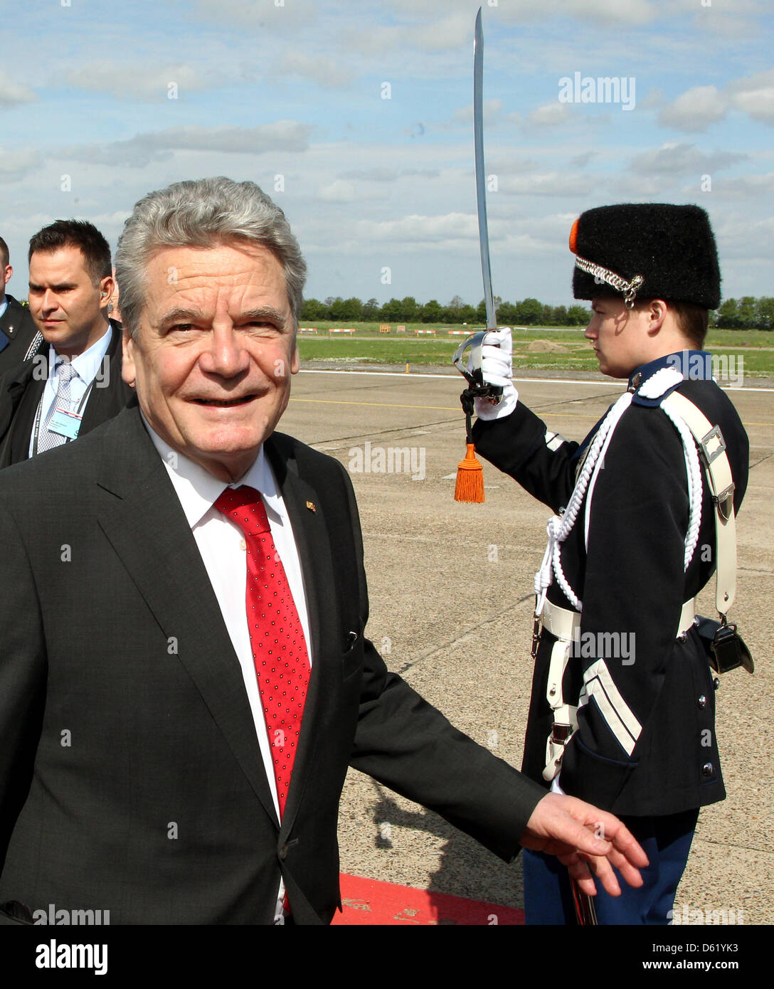 Il Presidente tedesco Gauck Joachuim passeggiate al suo piano prima di volare verso la Germania all'Aia, Paesi Bassi, 06 maggio 2012. Il capo dello stato tedesco era su una due giorni di visita ai Paesi Bassi. Foto: WOLFGANG KUMM Foto Stock