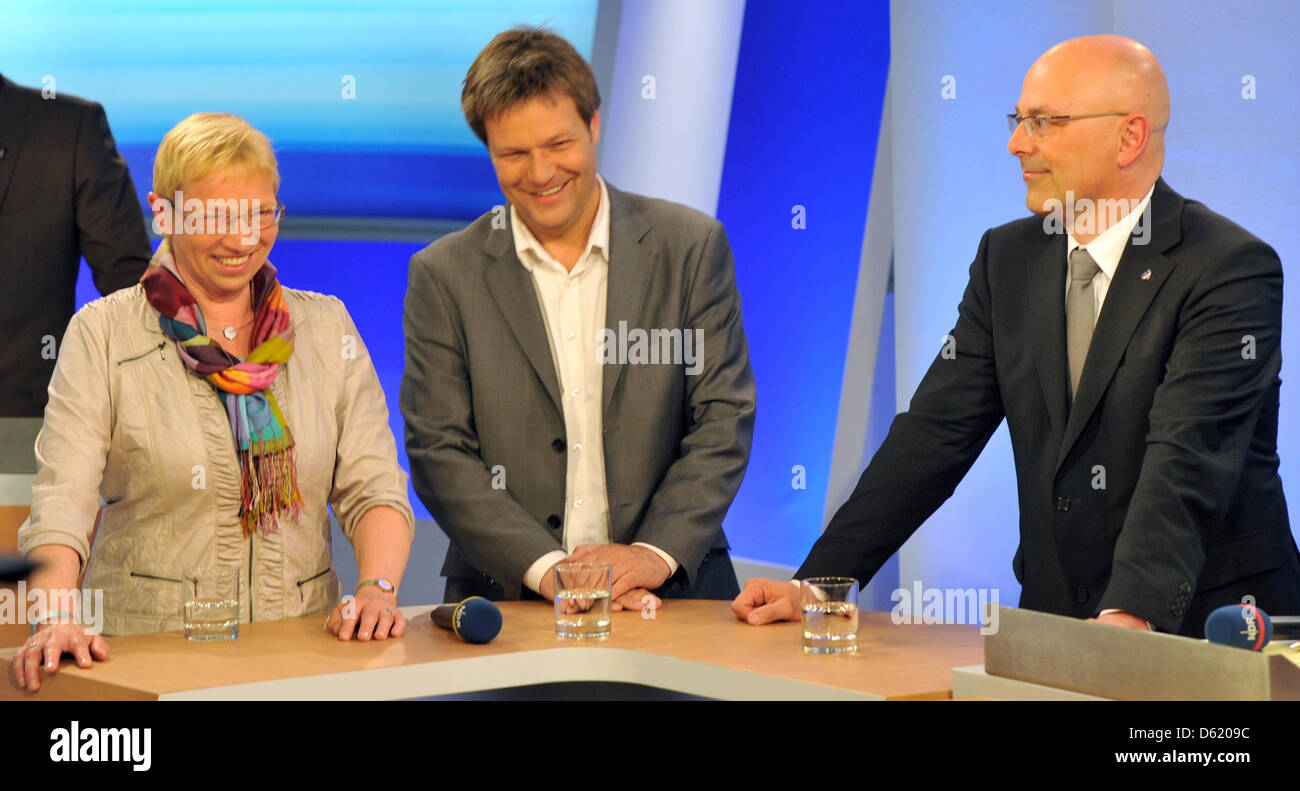 Top i candidati per le elezioni statali in Schleswig-Holstein di filo di acciaio inossidabile, verdi e SDP Anke Spoorendonk (L-R), Robert Habeck e Torsten Albig stand insieme dopo l'annuncio della prima previsione dei risultati delle elezioni statali in Schleswig-Holstein in Kiel, Germania, 06 maggio 2012. Più di 2,2 milioni di elettori erano chiamati a eleggere un nuovo parlamento di stato. Ph Foto Stock