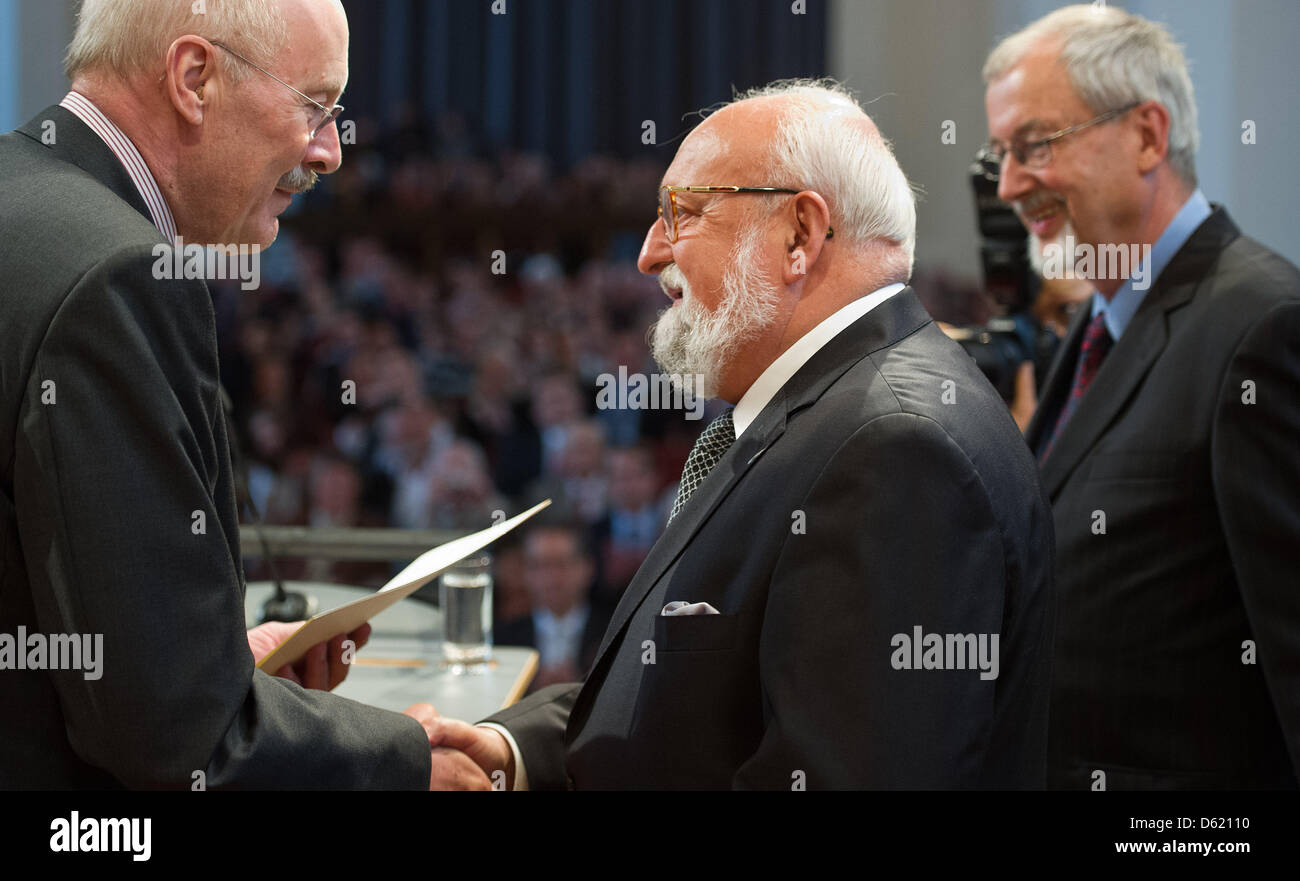 Il presidente dell'università in Europa Viadrina, Gunter Pleuger (l), e la testa di Viadrina fundraising gruppo, Juergen Vietig (r), onorare il compositore polacco Krzysztof Pederecki (M) con il viadrina premio in Fkrankfurt Oder, Germania, 7 maggio 2012. Pederecki è uno dei più importanti esponenti della musica polacca che molto presto si prende cura circa le relazioni Polish-German, è w Foto Stock