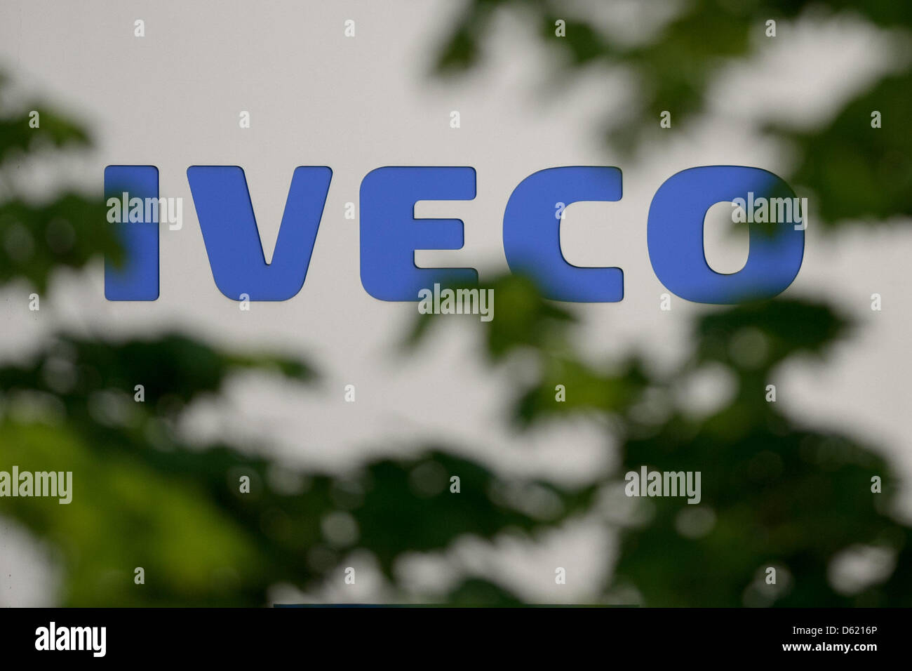 Il logo del marchio camion Iveco Magirus AG è visto in pianta a Ulm in Germania, 07 maggio 2012. In difficoltà il Fiat della filiale Iveco Magirus chiude la sua produzione di carico pesante carrello a Ulm. Foto: Tobias Kleinschmidt Foto Stock