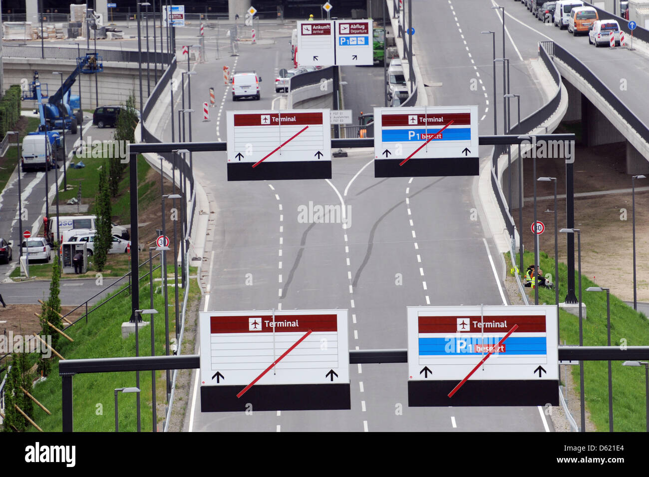 I segni indicano il modo in cui al terminale del nuovo aeroporto di Berlino in Berlino-Schoenefeld, Germania, 08 maggio 2012. Berlino il nuovo aeroporto internazionale non si apre come previsto il 03 giugno 2012, relazioni stato oggi. A causa di problemi con la via di fuga in caso di incendi il sistema di apertura è stata ritardata per almeno due mesi. Foto: MAURIZIO GAMBARINI Foto Stock