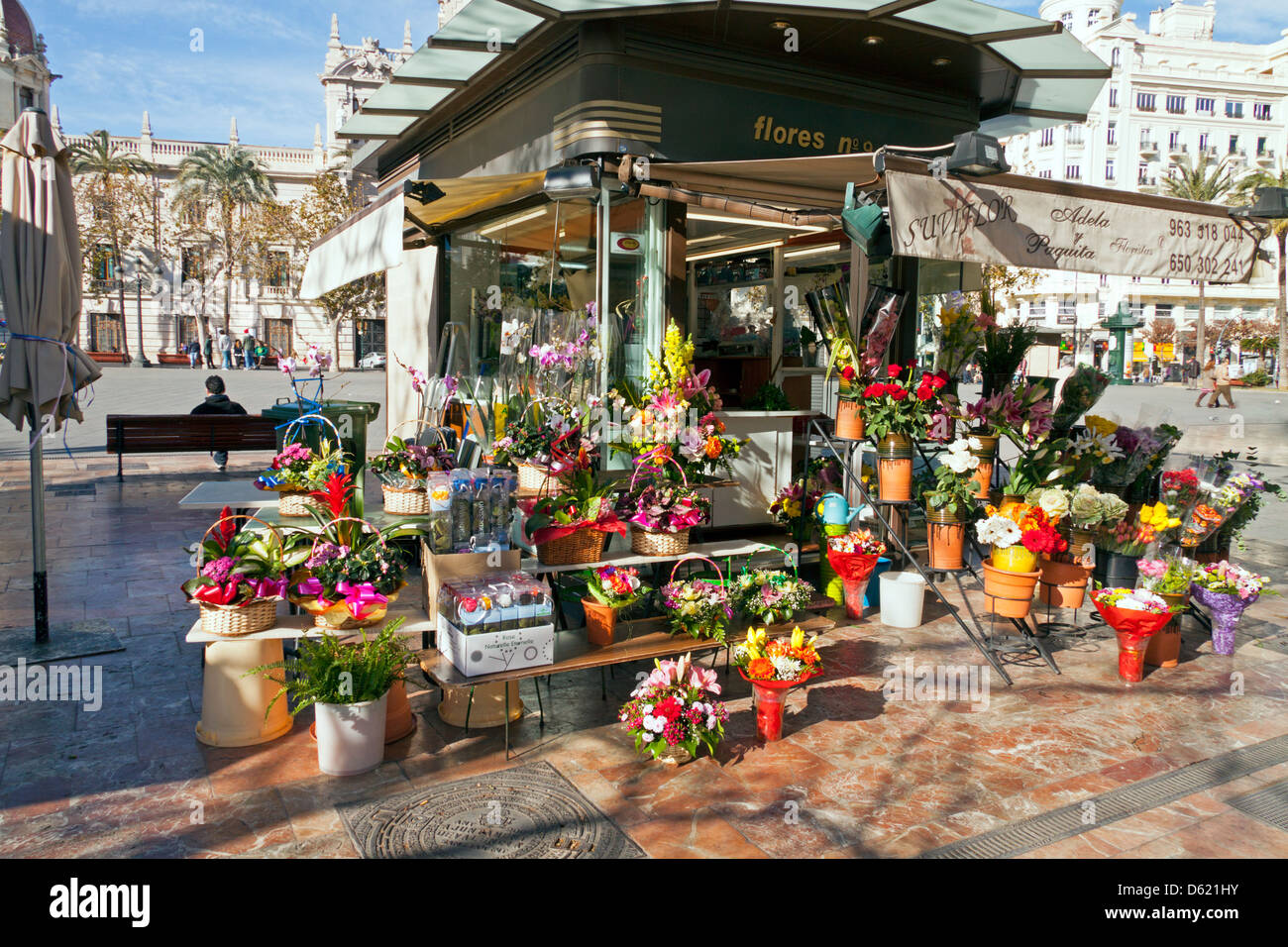 Città di Valencia, Spagna. Pressione di stallo di fiori in Plaza del Ayuntamiento Foto Stock