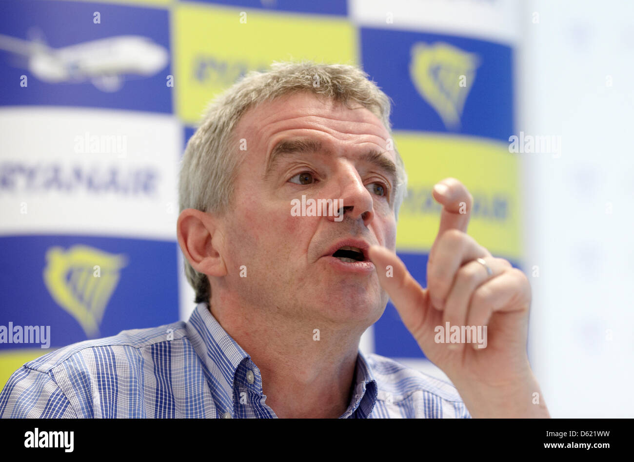 CEO di irlandesi a basso costo compagnia aerea Ryanair Michael O Leary parla sugli effetti dell'UE aiuti di Stato inchiesta sugli aeroporti tedeschi in occasione di una conferenza stampa presso l'aeroporto di Hahn, vicino a Lautzenhausen, Germania, 09 maggio 2012. La commissione UE accusa gli aeroporti di assegnazione di aiuti illegali. Foto: THOMAS FREY Foto Stock