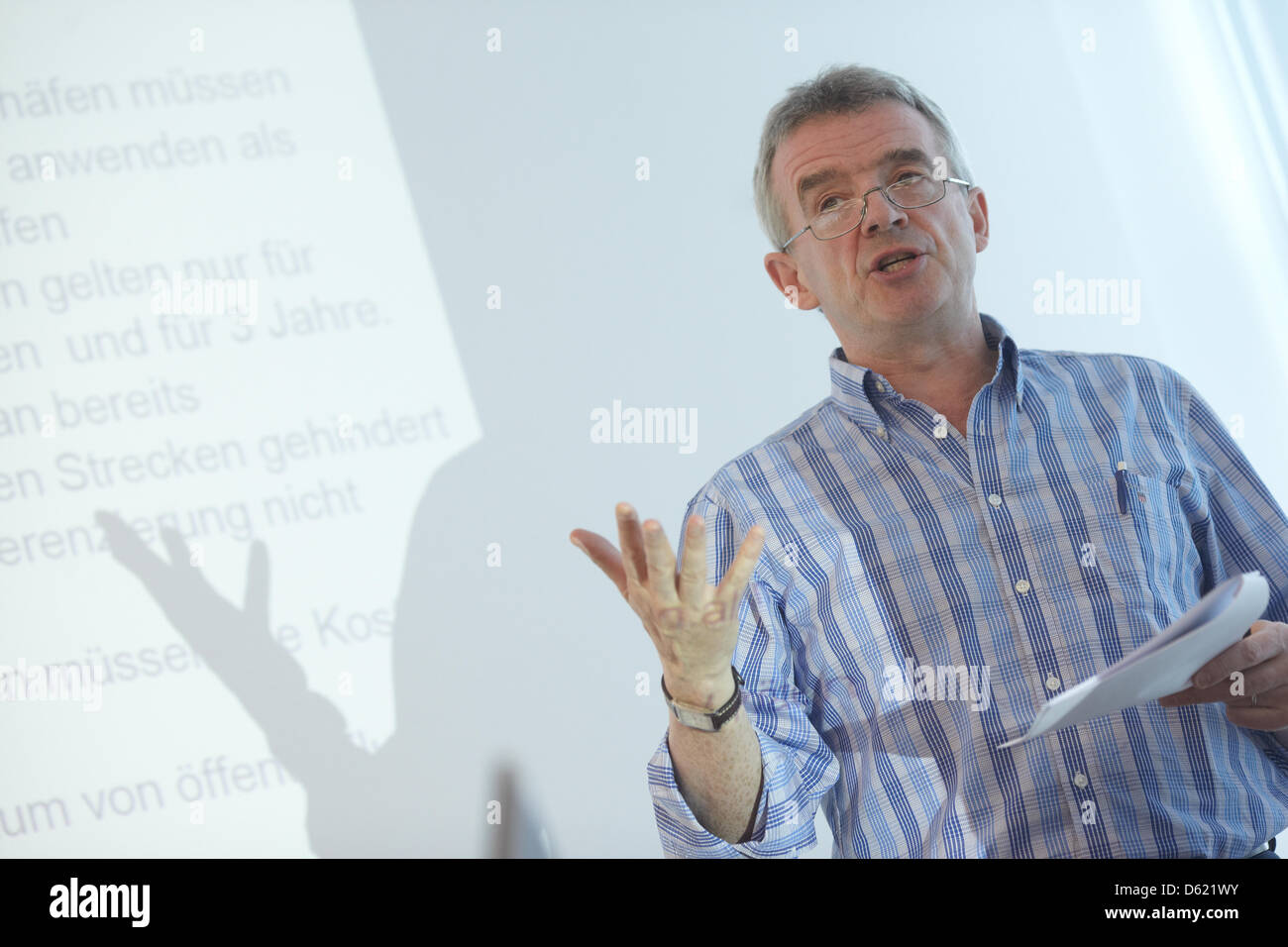 CEO di irlandesi a basso costo compagnia aerea Ryanair Michael O Leary parla sugli effetti dell'UE aiuti di Stato inchiesta sugli aeroporti tedeschi in occasione di una conferenza stampa presso l'aeroporto di Hahn, vicino a Lautzenhausen, Germania, 09 maggio 2012. La commissione UE accusa gli aeroporti di assegnazione di aiuti illegali. Foto: THOMAS FREY Foto Stock