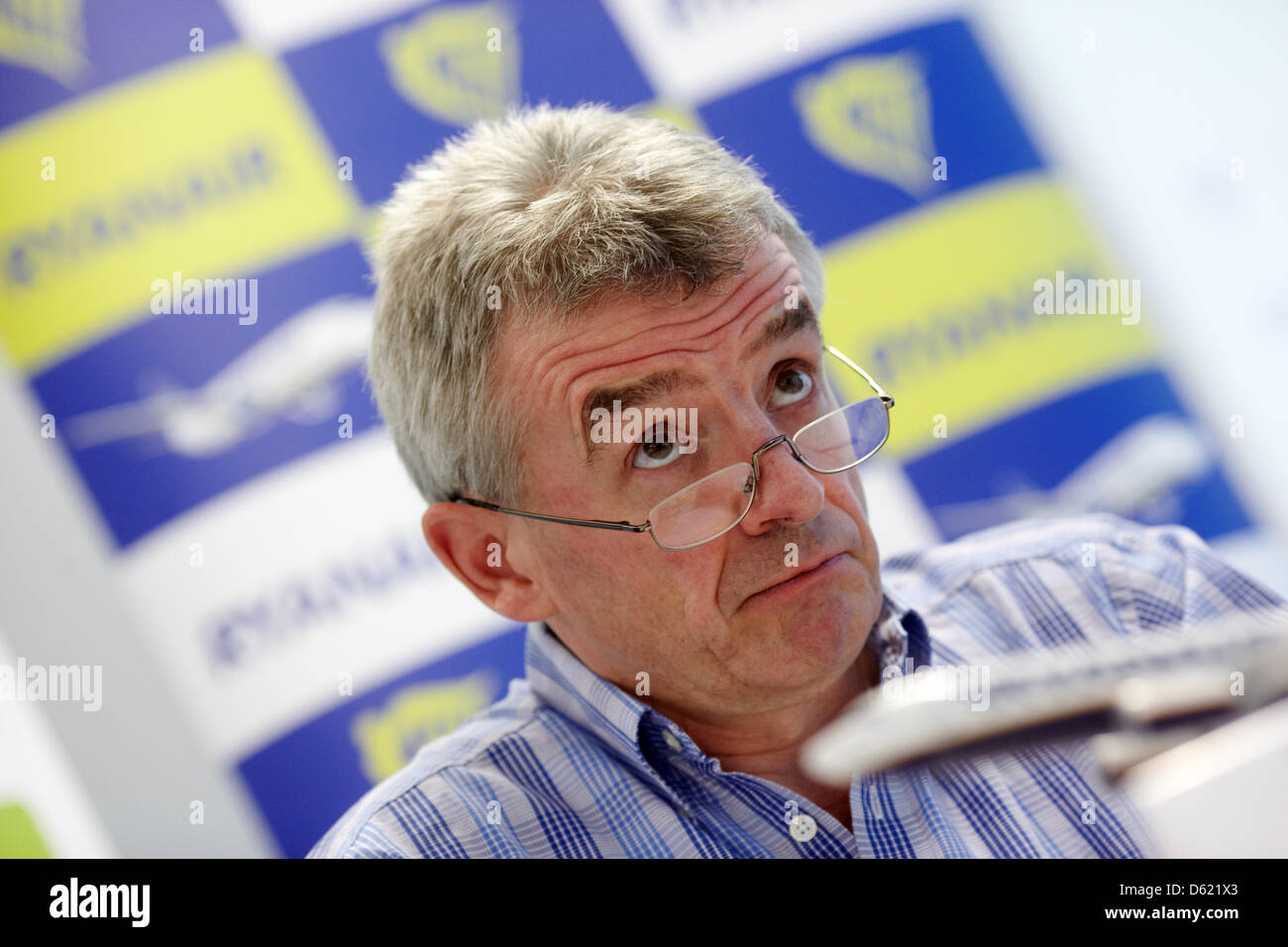 CEO di irlandesi a basso costo compagnia aerea Ryanair Michael O Leary parla sugli effetti dell'UE aiuti di Stato inchiesta sugli aeroporti tedeschi in occasione di una conferenza stampa presso l'aeroporto di Hahn, vicino a Lautzenhausen, Germania, 09 maggio 2012. La commissione UE accusa gli aeroporti di assegnazione di aiuti illegali. Foto: THOMAS FREY Foto Stock