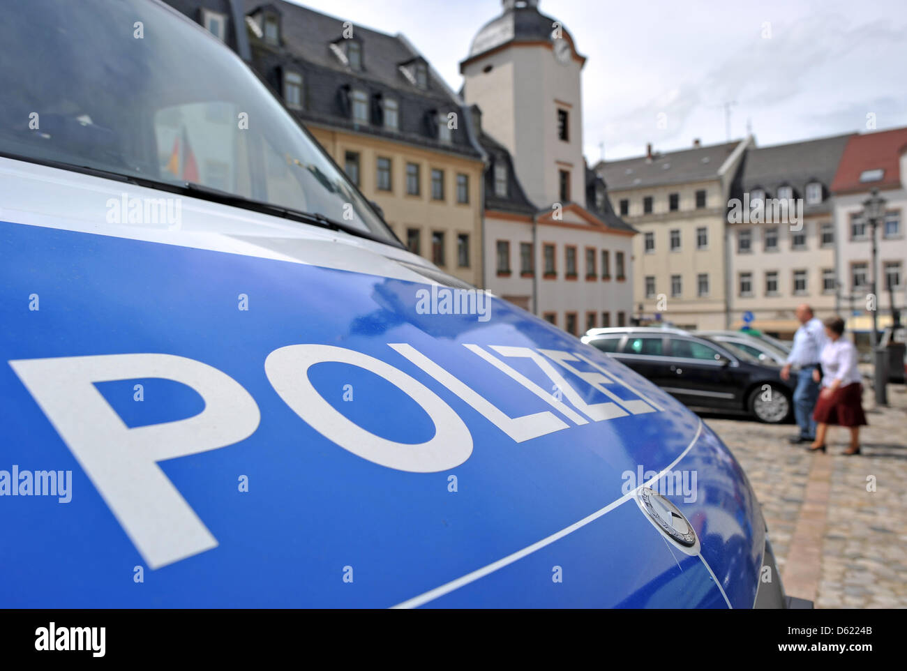 Una polizia vehichle è parcheggiato sulla piazza del mercato in Glauchau, Germania, 09 maggio 2012. Secondo quanto riporta il tedesco della Polizia giudiziaria federale Ufficio, non vi sono indicazioni che il terrore trio alloggiato in Glauchau tra 1998 e 2011. Glauchau è solo a pochi chilometri di distanza da Zwickau dove i sospetti terroristi hanno avuto il loro ultimo nascondiglio. Foto: HENDRIK SCHMIDT Foto Stock