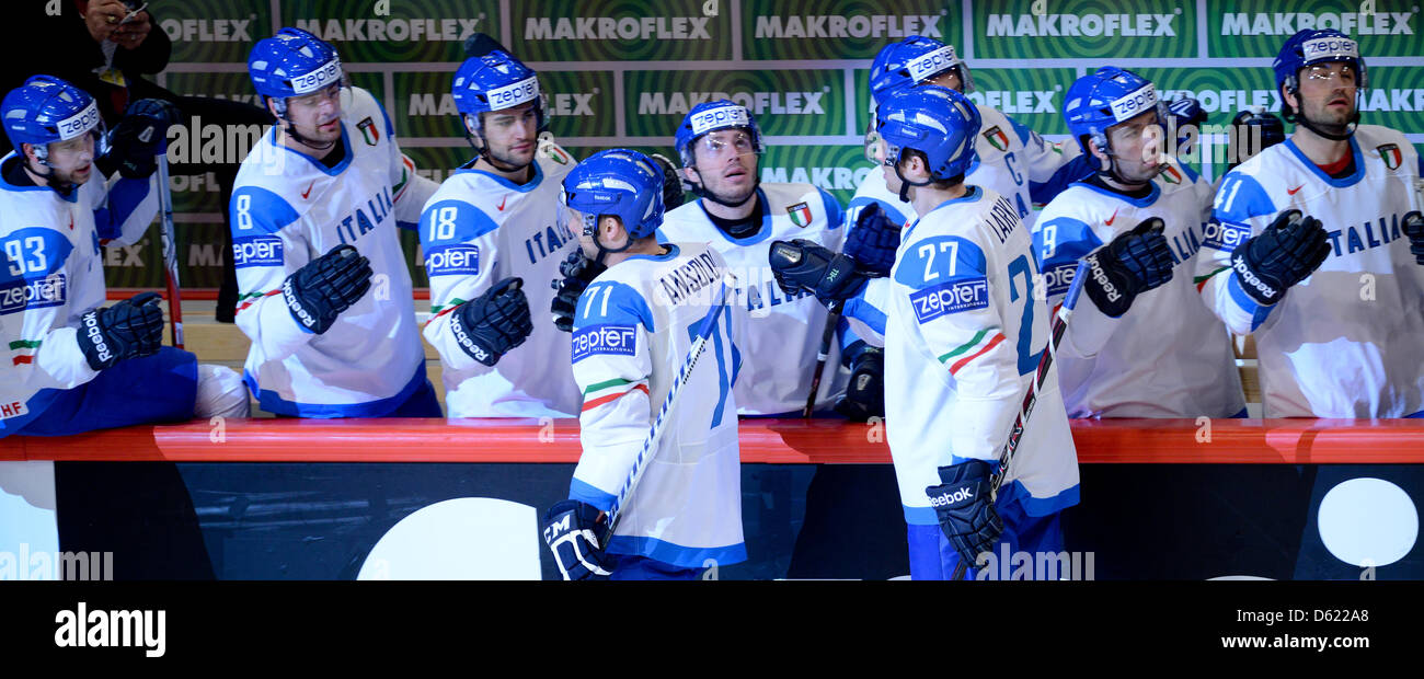 L'Italia Luca Ansoldi (l) e Thomas Larkin allietare dopo rigature durante i Campionati Mondiali di hockey su ghiaccio turno preliminare match tra Norvegia e Italia a Ericsson Globe Arena di Stoccolma, Svezia, 09 maggio 2012. Foto: Peter Steffen dpa Foto Stock