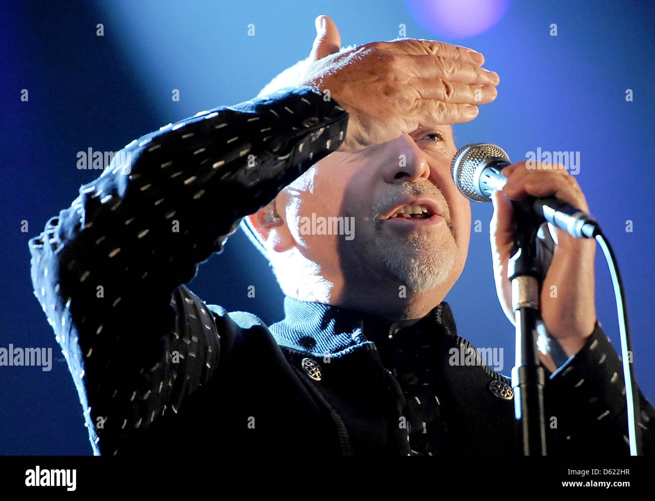 Cantante britannico Peter Gabriel si esibisce dal vivo sul palco con la " nuova Orchestra di sangue' alla O2 World di Berlino, Germania, 09 maggio 2012. Foto: Britta Pedersen Foto Stock