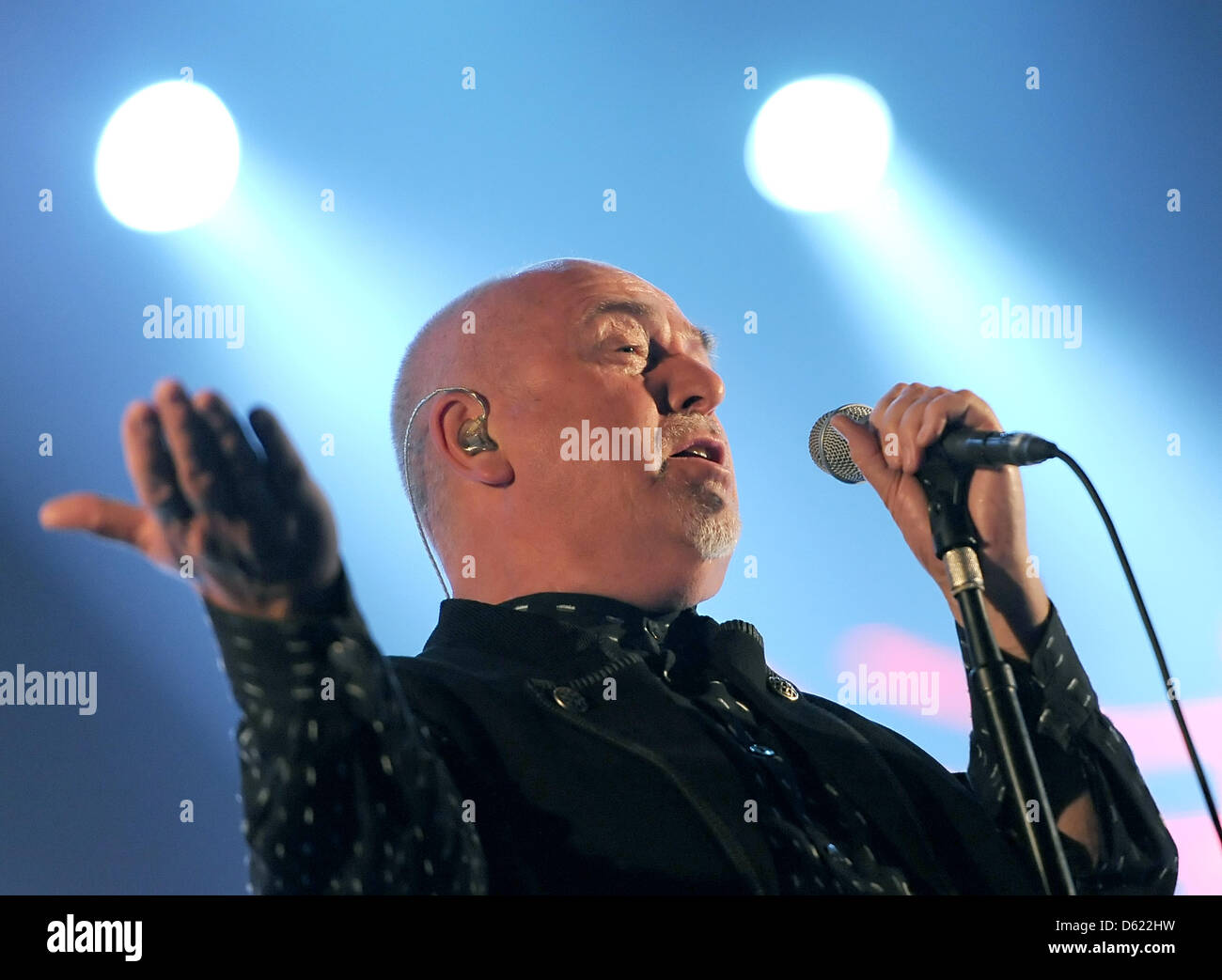 Cantante britannico Peter Gabriel si esibisce dal vivo sul palco con la " nuova Orchestra di sangue' alla O2 World di Berlino, Germania, 09 maggio 2012. Foto: Britta Pedersen Foto Stock