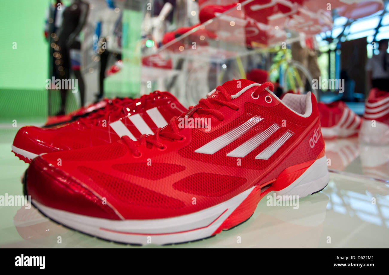 Una scarpa Adidas è sul display durante la Sporting Goods Company la riunione generale in Fuerth, Germania, 10 maggio 2012. Adidas ha fatto registrare vendite e profitti nel 2011. Foto: DANIEL KARMANN Foto Stock