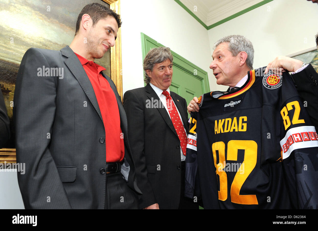 Il capitano della nazionale tedesca di Hockey Marcel Goc (L-R), tedesco allenatore nazionale Jakob Koelliker e ambasciatore tedesco a Stoccolma Harald Kindermann stand in ambasciata tedesca a Stoccolma, Svezia, 10 maggio 2012. La nazionale tedesca di Hockey su Ghiaccio Team è stato ricevuto dall'Ambasciatore tedesco a Stoccolma. Allenatore nazionale Jakob Koelliker, Segretario Generale del tedesco di Hockey su Ghiaccio Federa Foto Stock