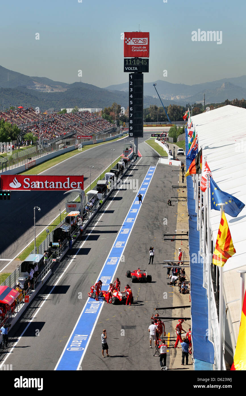 Vista generale della pit lane durante la prima sessione di prove libere sul circuito di Catalogna a Montmelo vicino a Barcellona, Spagna, 11 maggio 2012. Il Gran Premio di Spagna si svolgerà qui domenica 13 maggio. Foto: Jan Woitas dpa Foto Stock