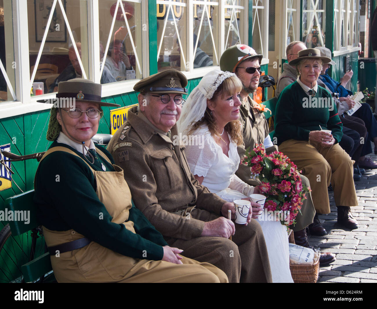 Persone vestite nel 1940,s style abbigliamento nel corso degli anni Quaranta weekend sulla stazione di Sheringham Norfolk East Anglia England Foto Stock